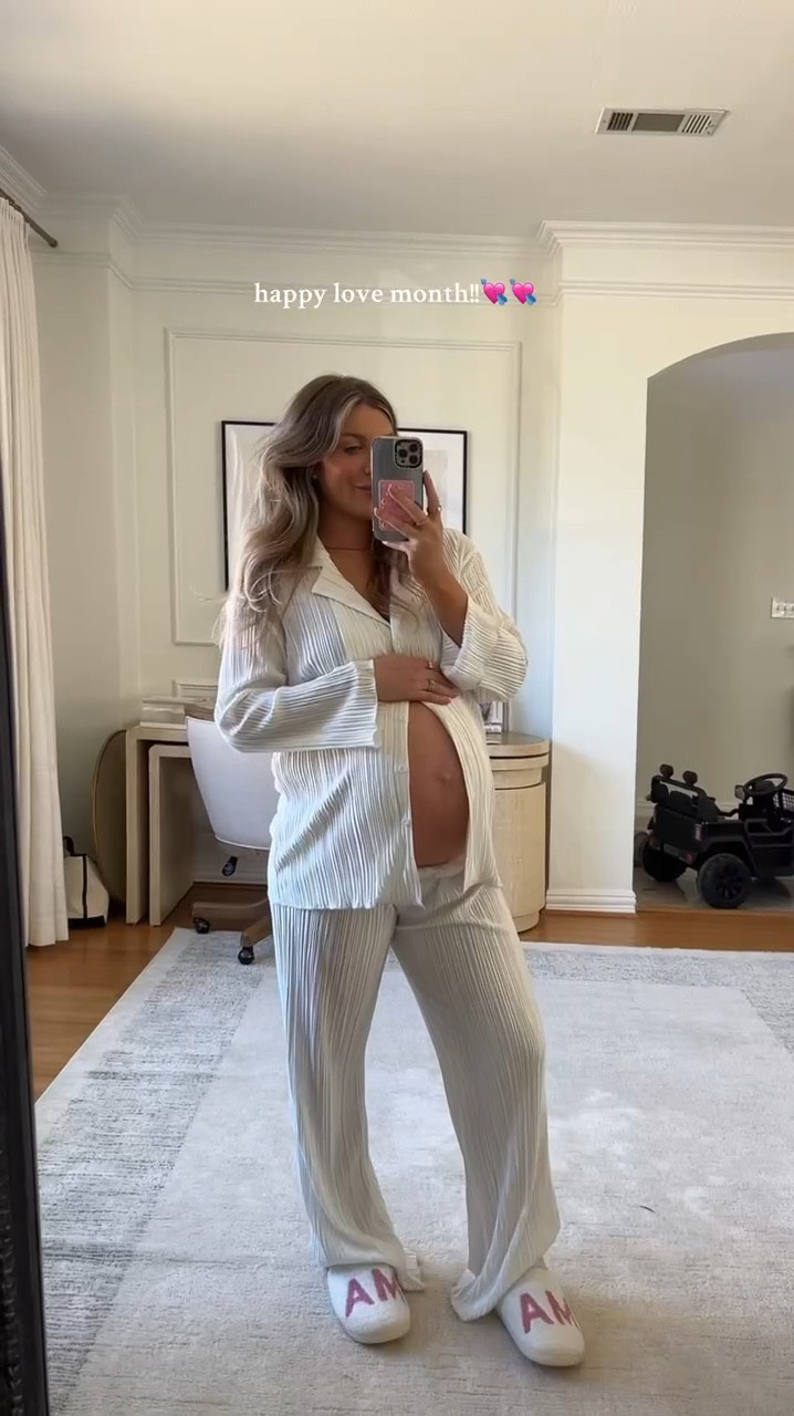 Love this white set pregnant or not! I wore for a mini maternity shoot and it is affordable and comfortable



#LTKBump