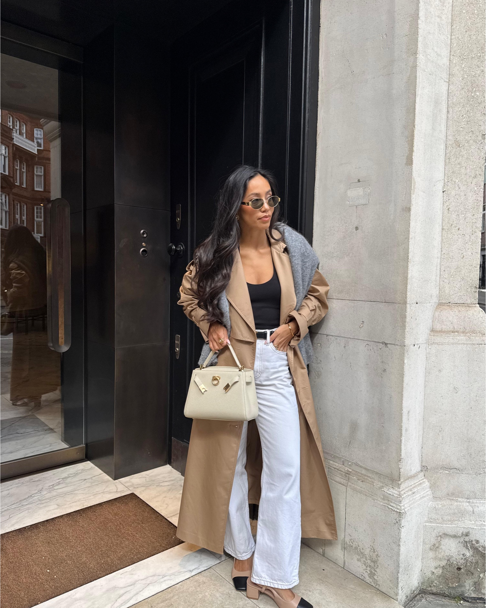 Even when the sun’s out, this spring weather is challenging us lately. Here’s a perfect layered look with a classic trench coat and white jeans to be prepared for this transitional period. Great for workwear or city breaks 

#LTKstyletip #LTKspring #LTKworkwear