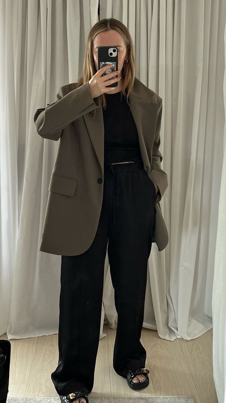 4 simple airport outfit ideas… this is my go-to formula every time. Loose fitting black trousers, a plain racer back vest, an oversized blazer and a pair of comfy Dad sandals 🖤
Airport outfit ideas | Travelling outfit | Holiday outfit | Arket oversized blazer | Black silk trousers | Elasticated trousers | Cross body bag | Linen trousers | Pull on trousers | Skims trousers 

#LTKeurope #LTKsummer #LTKtravel