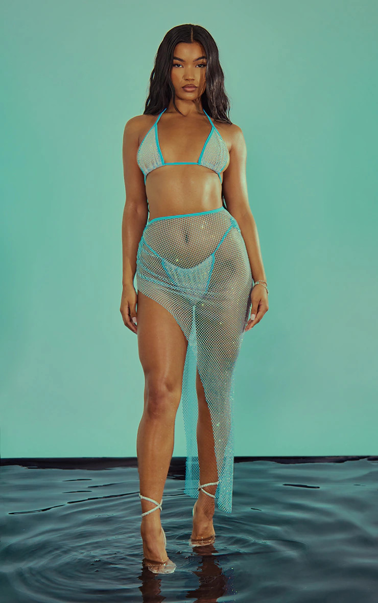 Jupe de plage longue froncée en résille bleu ciel strassée | PrettyLittleThing (FR)