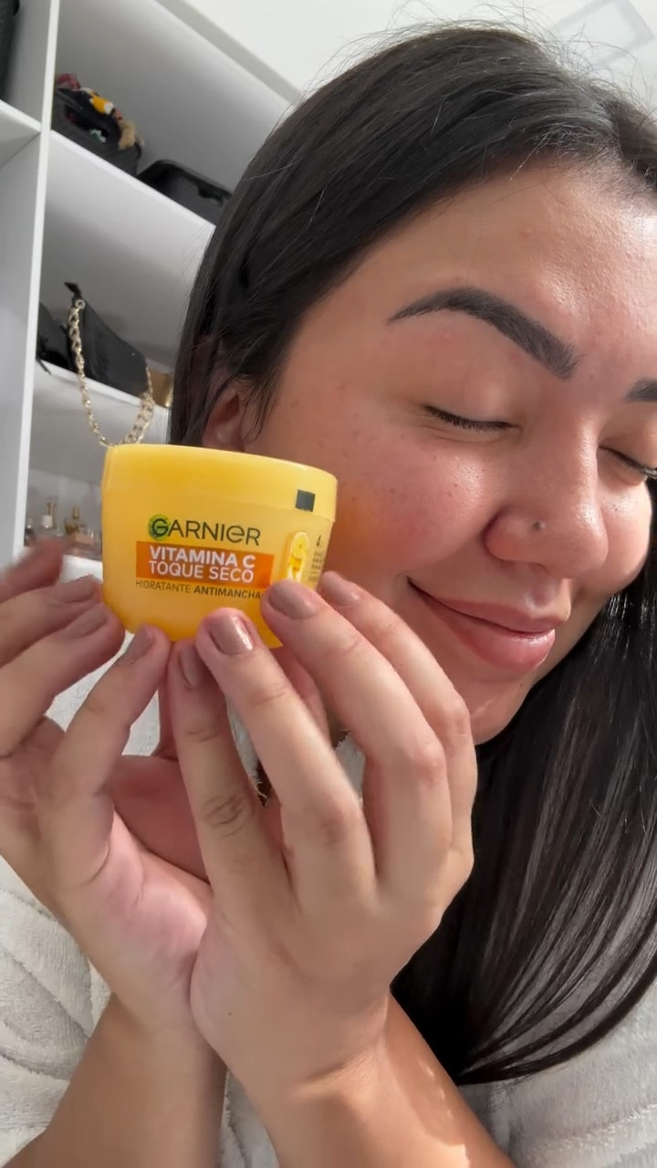 Testei o novo hidratante @garnierbrasil toque seco e de cara ele ganhou meu coração 💛 Com vitamina C e Ácido Hialurônico na composição, ele é antimanchas e tem uma textura que eu nunca vi na vida, perfeita ! Testei e amei, super aprovado ! 

#HidratanteGarnier #publicidade #ToqueSecoVitaminaC #hidratação #skincare #dicasdebeleza #peleoleosa #blogger

#LTKpromo #LTKbeleza #LTKbrasil