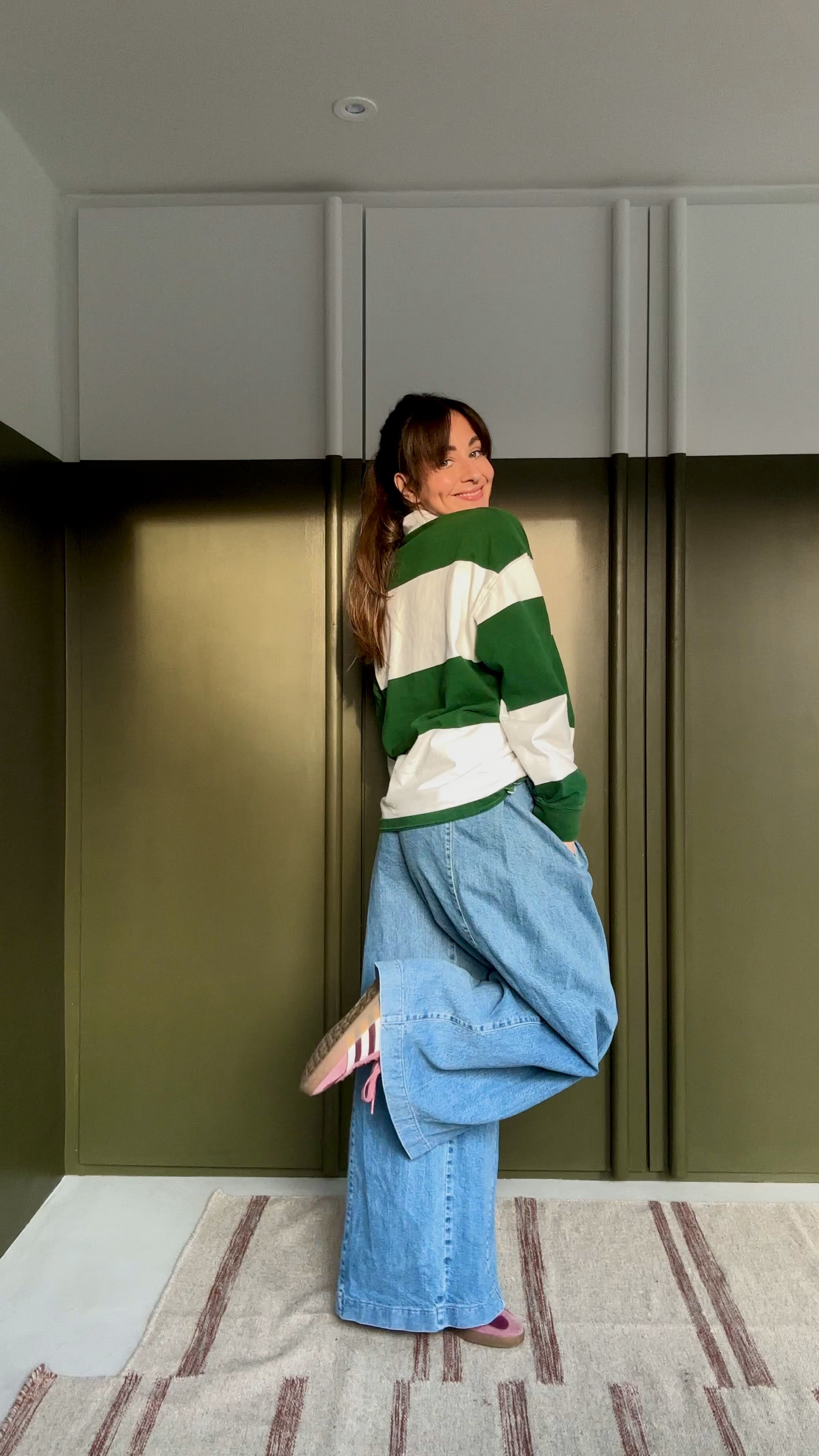 Rugby top and oversized jeans