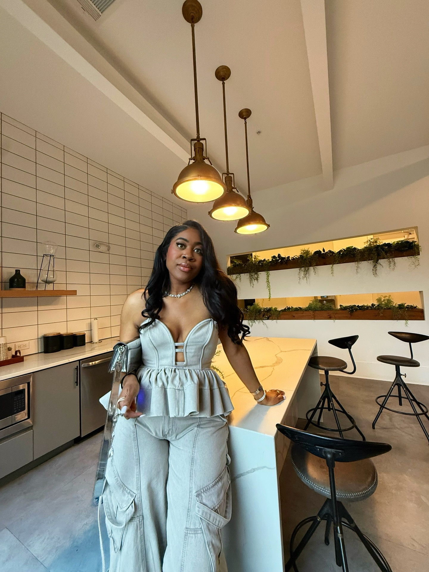 📆 Spring Style Lineup: Denim Gris, Part Deux ⚜️
——
📌 This version leans a little more relaxed.
A corset-style top with a subtle peplum hem, paired with grey cargo denim — soft structure up top, with ease through the leg.
——
📌 Cargos for spring are having a moment.
Less utility, more refined — styled back to feminine silhouettes for balance.
——
📌 It’s the contrast that makes it work.
Defined through the waist, relaxed through the leg — creating shape, movement, and just enough edge. Same idea, different mood. 🔑
——
📌 Style tip: I kept it effortless with a clean sneaker (Golden Goose), but a heel instantly takes it in a different direction. 🔑
——
🛍️ Comment DENIM to receive the direct link via DM.
•XoXo, Ashley Marie 💋•
——
#springdenim #denimset