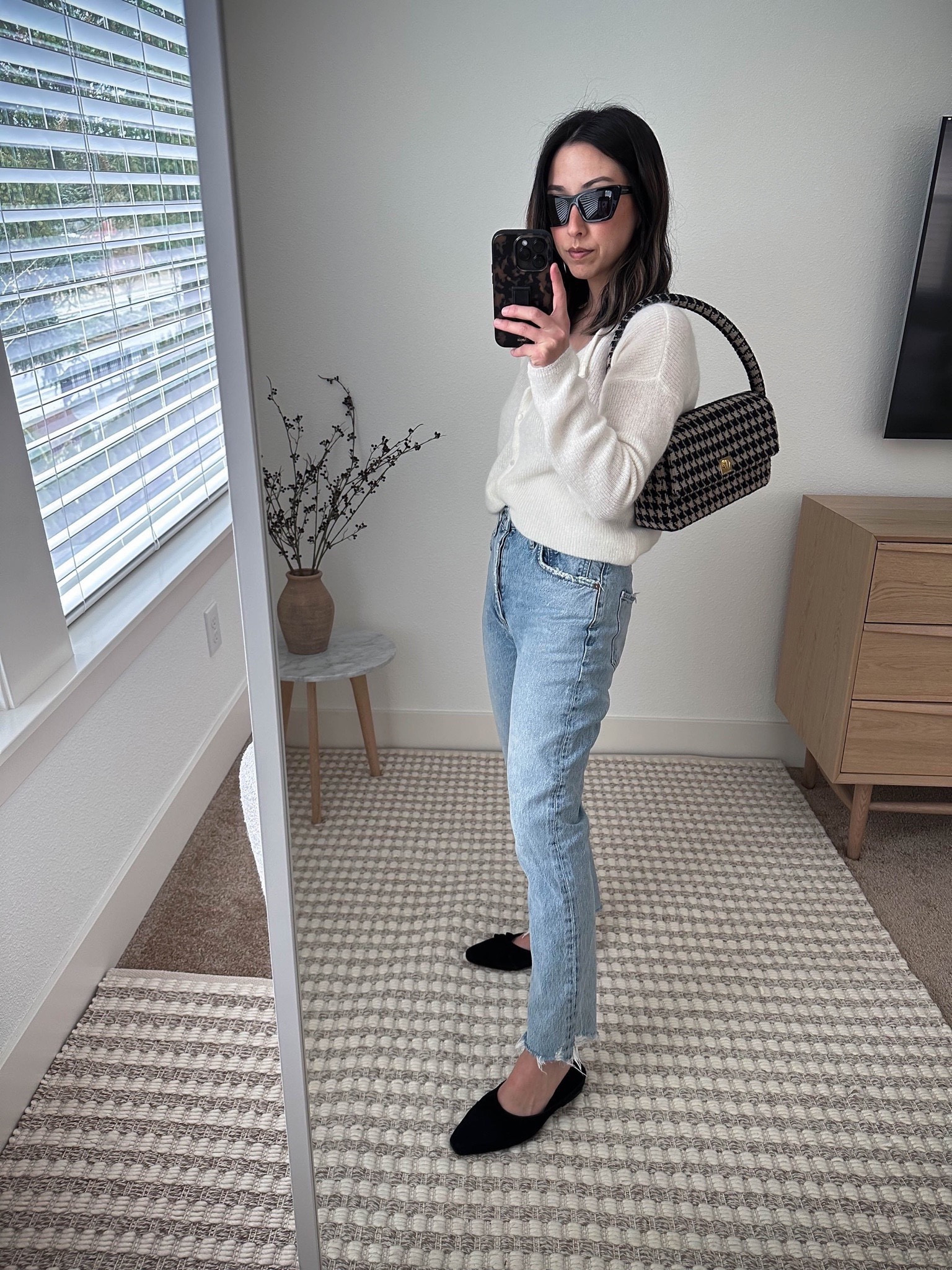 SEZANE Gaspard cardigan. Runs TTS. I’m wearing the xs. 

Sezane try-on, simple outfits, neutral outfits, petite style

Cardigan - Sezane xs
Jeans - AGOLDE 24
Mules - Staud 35
Bag - Anine Bing Nico
Sunglasses - YSL Mica

Holiday outfits, jeans, fall outfits 

#LTKparties #LTKitbag #LTKHoliday