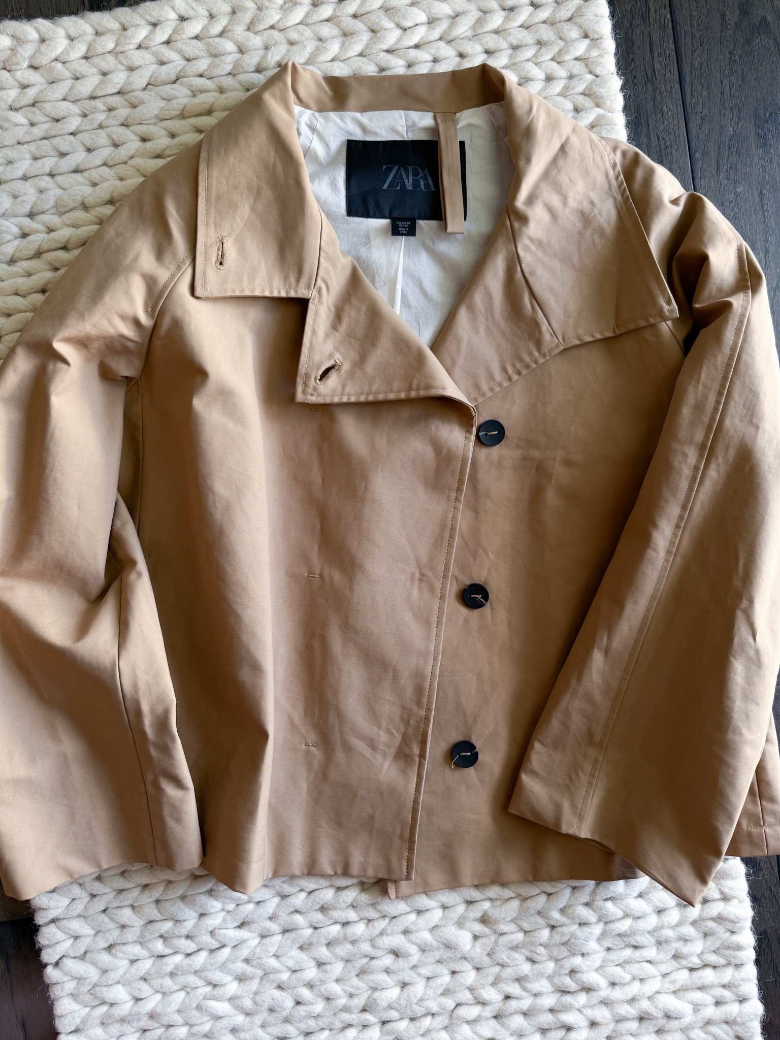 Cropped trench coats are everywhere for fall & I fully support the movement. I grabbed this one is from ZARA, size XS, & the shape is perfection. Elevated but, minimal, structured & honestly just so cute.

zara trench coat - cropped trench coat - fall trench coat - short trench coat - neutral trench coat - tan trench coat - zara fall coat - minimalist fall coat - womens outerwear fall - fall fashion 2025 - classic fall layering - elevated fall fashion - capsule wardrobe fall - petite friendly trench coat - small trench coat styling - structured womens coat - zara neutral coat
