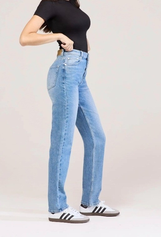 Petite straight blue jeans for women.Petite fashion tips glambutfirstcoffee.com

#LTKPetite #LTKMidsize #LTKootd