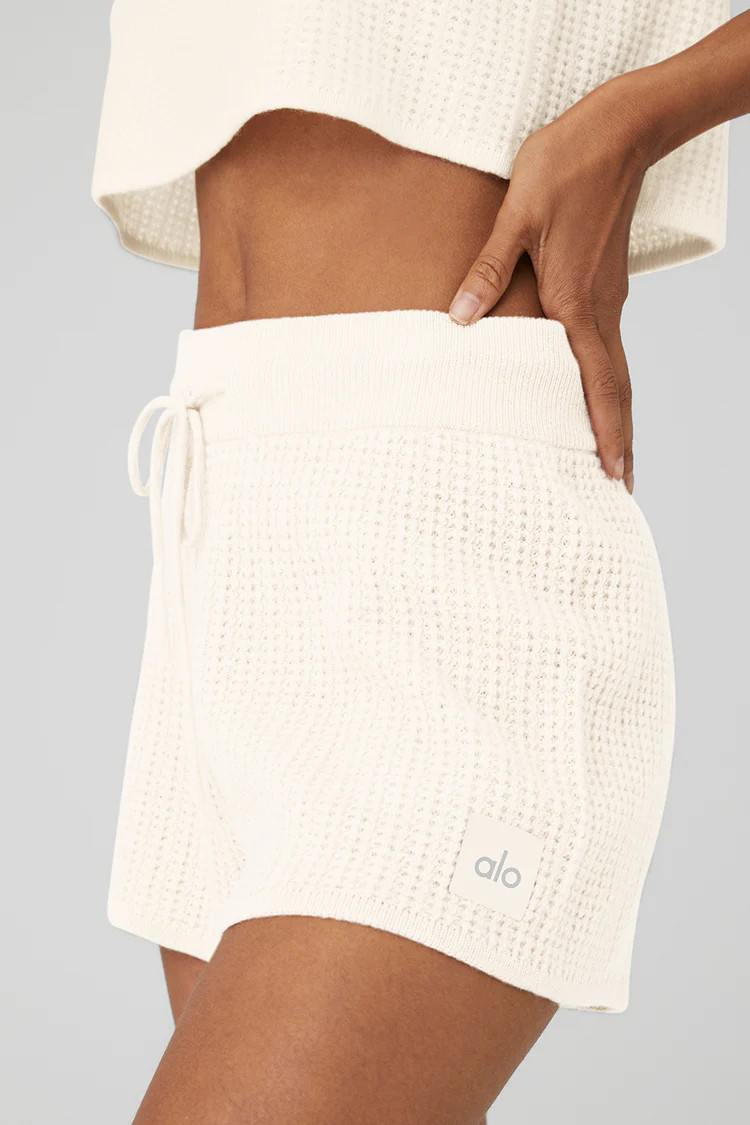 Cashmere High-Waist Plush Waffle Short | Alo Yoga (US)