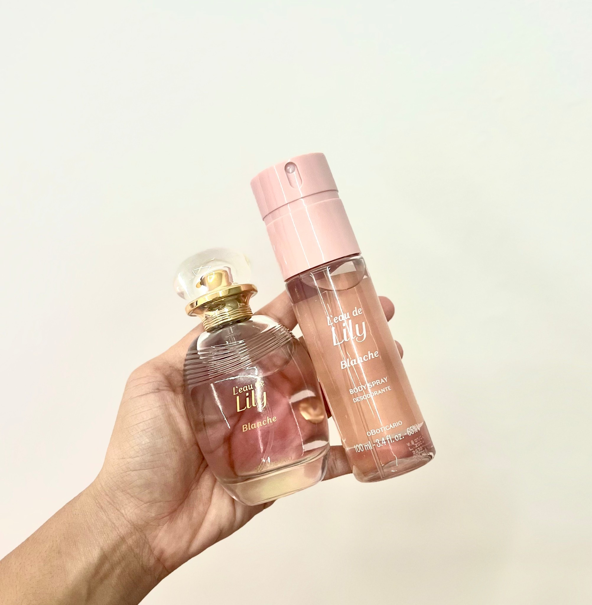 L’eau de Lily Blanche Desodorante Colônia traz a personalidade do floral branco de Lily em uma versão para o dia.  

Sinta o frescor floral das delicadas pétalas do Jasmim Air, que dançam no ar nas manhãs de verão, espalhando sua fragrância irresistível.

O brilho dos cítricos, como a Mandarina, é somado ao frescor orvalhado de flores transparentes como a Frésia. Esse frescor é contrastado com a cremosidade do floral branco do Jasmim Air, somado ao fundo do White Musk e nuances ambaradas, além da sofisticação de notas amadeiradas de cedro e Musgo Cristal.

Uma fragrância da perfumaria feminina fresca, sofisticada, única e marcante, com alta fixação, para viver a beleza mágica de cada dia.

Família Olfativa: Floral Floral

#LTKbeleza #LTKbrasil #LTKpromo