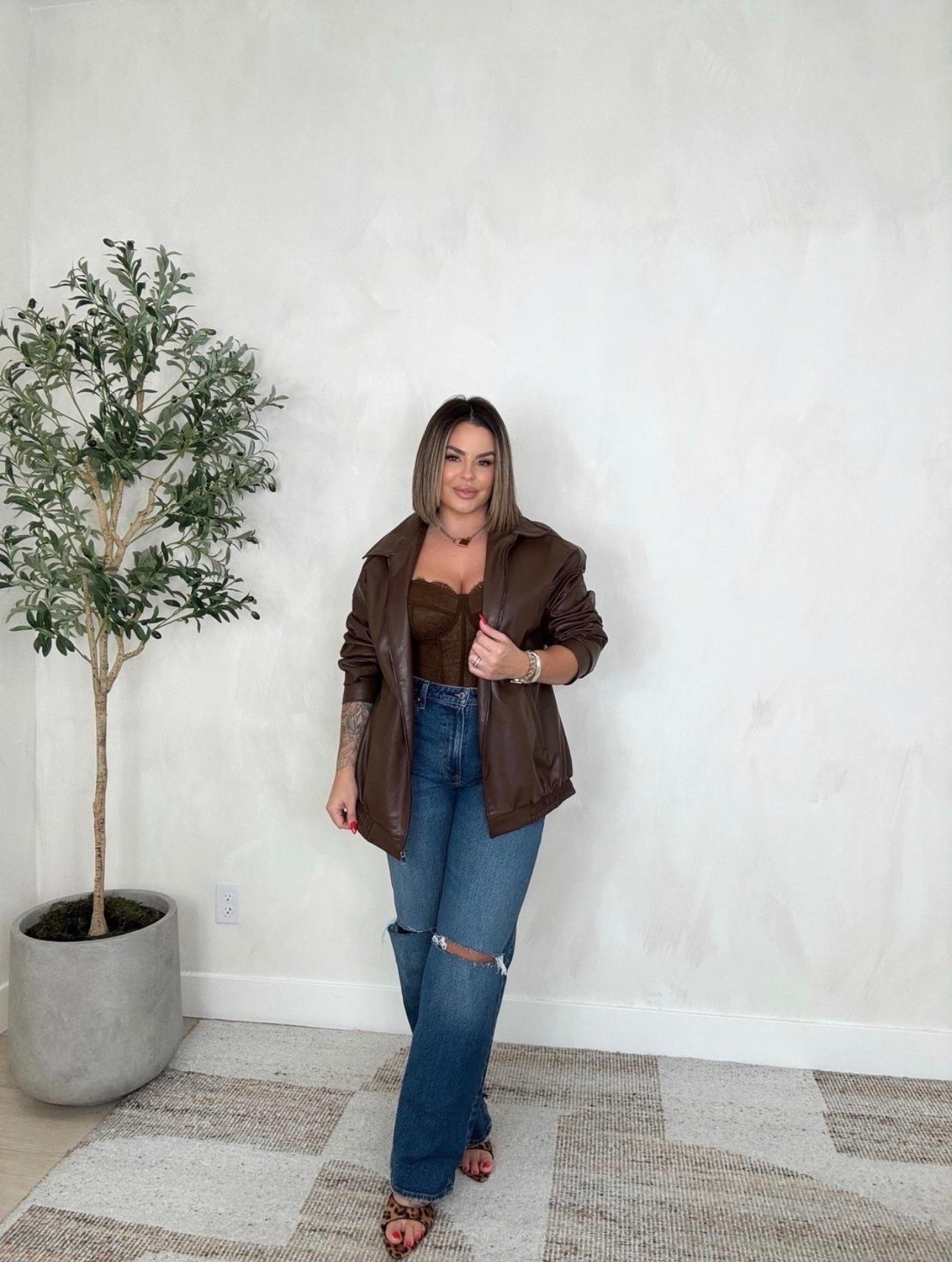 Use code DENIMAF right now on Abercrombie to save extra $ 

The perfect date night jeans are the 90s relaxed. They look amazing on the booty. Fitted in the hip and thigh area and slightly relaxed below the knee. I do curve love which gives you extra 2 inches in the hips and thigh area.
Size 31L 
Corset xl 
Jacket xxl