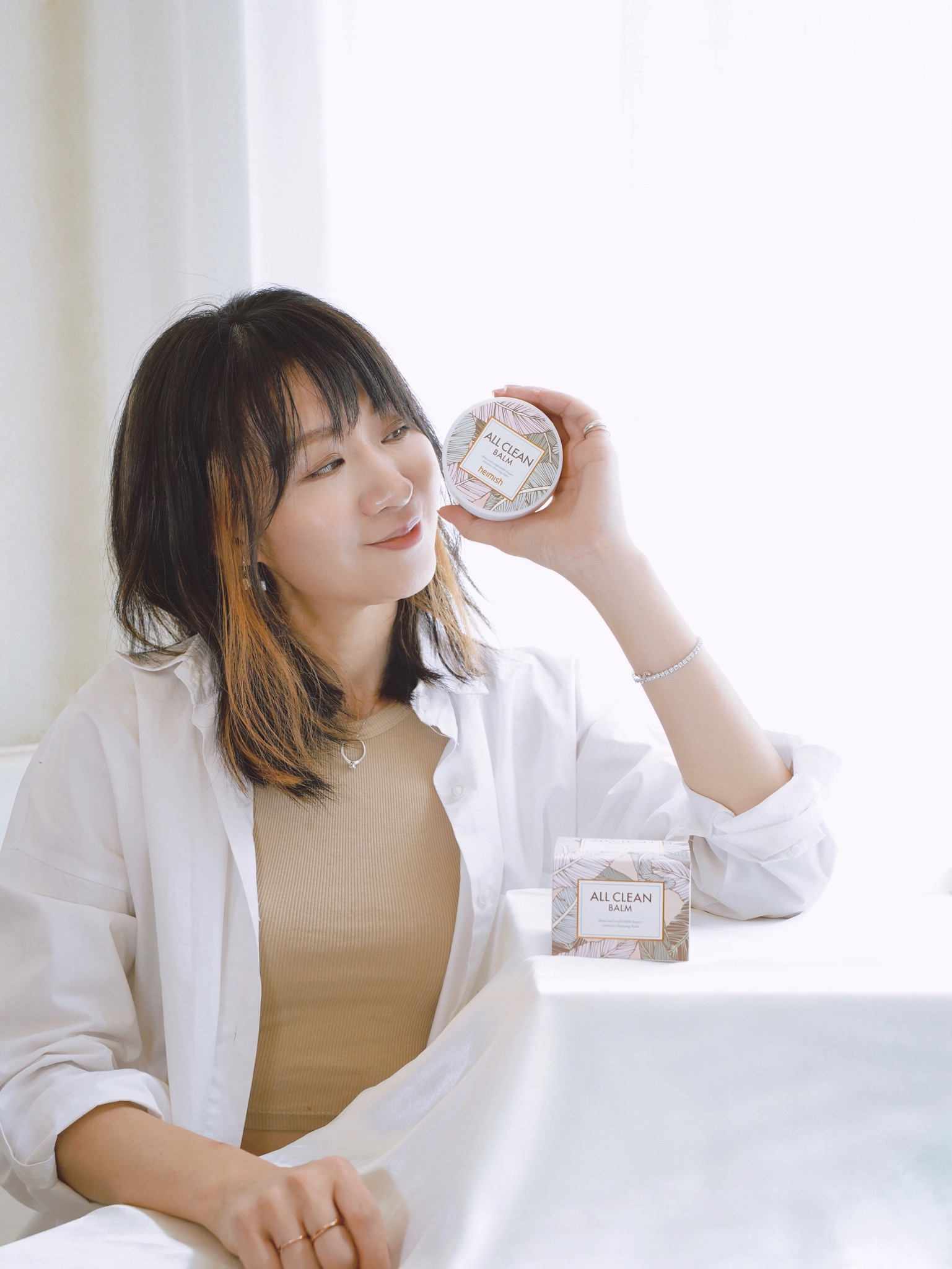 𝘏𝘦𝘪𝘮𝘪𝘴𝘩 𝘈𝘭𝘭 𝘊𝘭𝘦𝘢𝘯 𝘉𝘢𝘭𝘮
 【 超療癒的卸妝過程 舒緩味道好似幫肌膚做SPA🫧🛀🏼】

這款多功能潔面霜能消除污垢、彩妝和雜質, 最重要同時補濕唔會令皮膚變得乾燥。

以 argan oil、天竺葵油和薰衣草油等溫和植物油和提取物製成，可潔淨並滋養肌膚，達到真正無刺激。

✨按摩於面部時會融化成滋養的油性潔面劑，然後在水中乳化並洗去所有污垢和雜質。

使用後,肌膚感覺清新、柔滑，彩妝和污垢輕易被完全溶解，甚至可作為唇部和眼部卸妝液不留任何殘留！而且舒緩的味道像在幫肌膚做SPA🫧，真的感覺很乾淨、舒適。🫶🏻🫶🏻



#heimish #韓國護膚品 #kbeauty #koreanskincare #skincare #skincareroutine #allcleanbalm #picoftheday #oilcleanser #balmcleanser #薰衣草油  #落妝 #cleansingoil #skincarelover #skincareaddict #skincarediary #skincarecommunity #skincarejunkie

#LTKbeauty #LTKunder50 #LTKFind