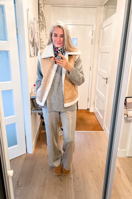 Ootd - Saturday 

Stayed home all day in an oversized grey sweater (doesn’t itch), metallic pants (Shoeby, ly), a lammy bodywarmer and Ugg classic mini boots. 



#LTKmidsize #LTKstyletip #LTKeurope