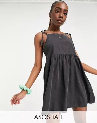 ASOS DESIGN Tall – Hängerkleid im Pinny-Stil aus weichem Denim in verwaschenem Schwarz | ASOS (Global)