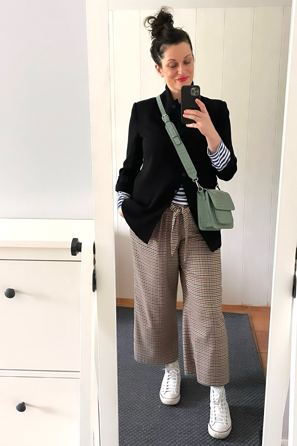 Customed black blazer #zara
Mint green vegan leather crossbody bag #hvisk
Striped tee #monki
Check culottes #zara
White leather high tops #converse #chucktaylor
Pinky red lipstick #rouje