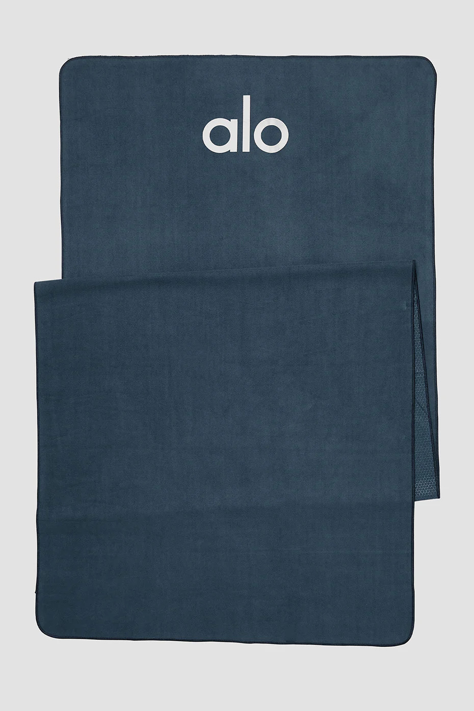 Alo YogaÅ½ | Grounded No-Slip Towel in Eclipse | Alo Yoga (US)