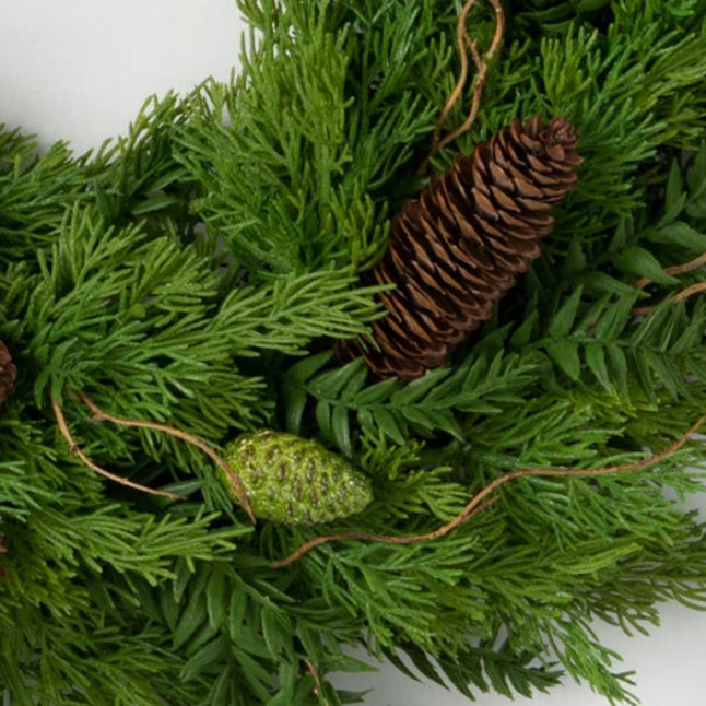 Sullivans 22-in Indoor/Outdoor Green Pine Artificial Christmas Wreath | Lowe's