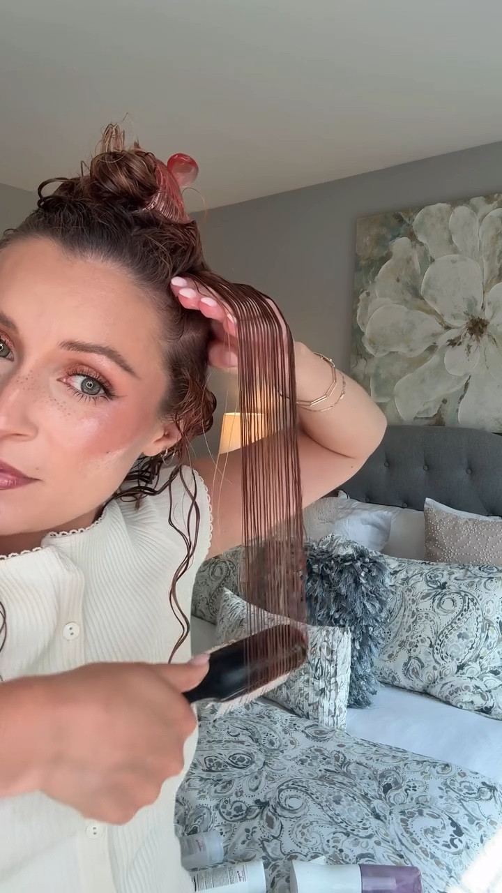 Easy brush styling tutorial for the bottom half of my hair! I used @notyourmothers Curl Talk Cream and Gel today and my @denmanbrush D3 7 Row brush!

⁉️Do you like to brush style? Leave a comment below☺️⬇️⬇️⬇️
.
.
.
#curlyhair #curlyhaircare #curlyhairtips #naturallycurly #3bhair #curlyhairroutine #curlyhairhelp