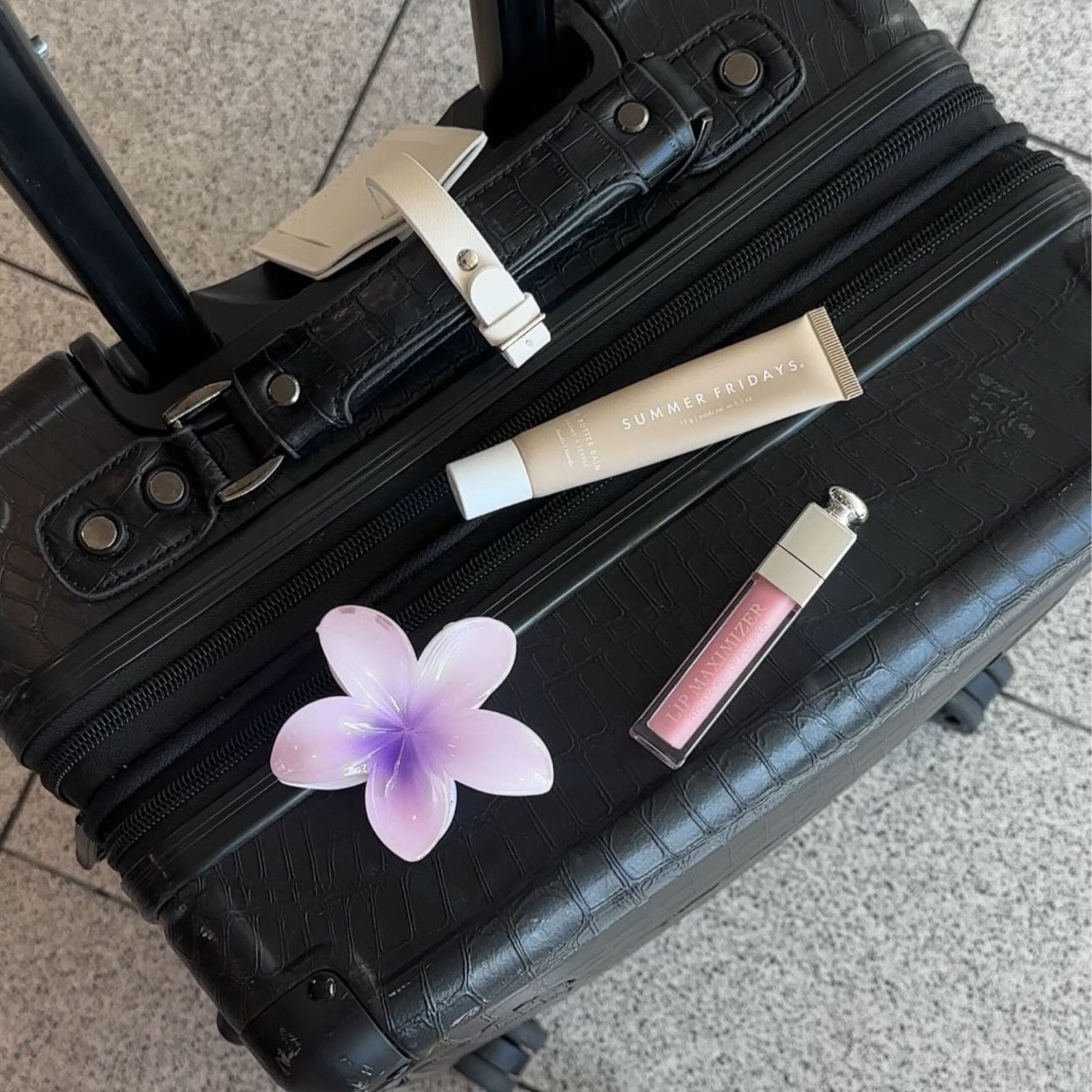 Pack with me for Hawaii🌺 Packing cubes saved me & this ‘lil carry-on! 

#packwithme #whatsinmybag #travelessentials #travelmusthave #summeraesthetic #summerinspiration