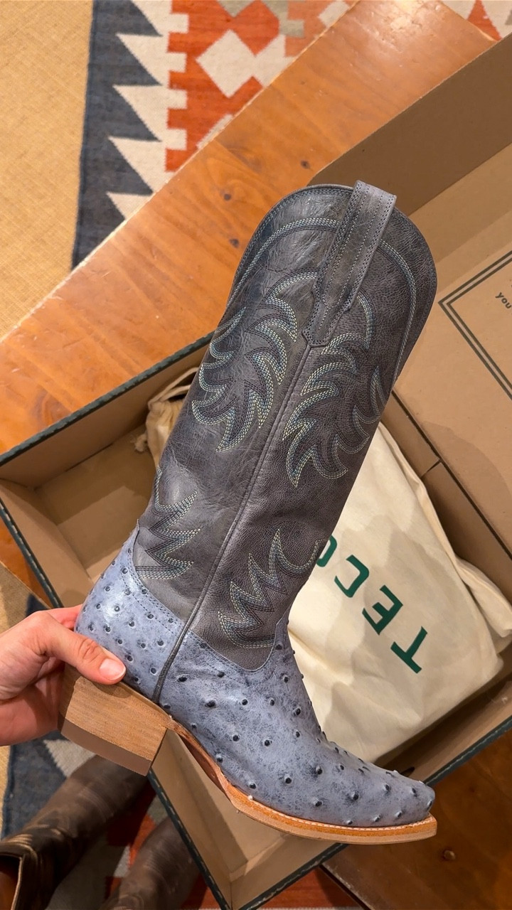 Let’s go boot shopping @tecovas at @theshopsatlacantera 🤠 now I’m @lonestarsmokeout ready! 🌵✨

#festivaloutfit #countrymusicfestival #countryconcertoutfit #westernfashion #festivalseason