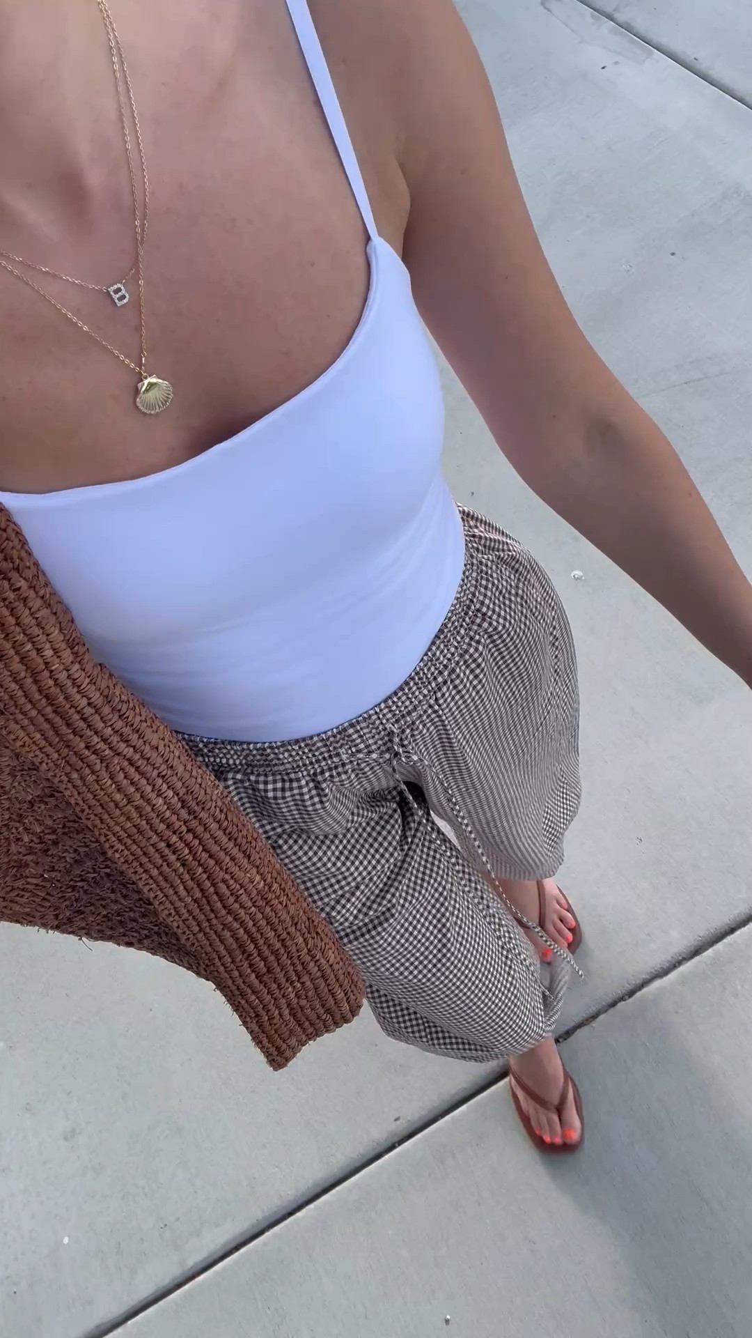 Don’t mind me…just living in this combo until further notice😅 the braless cami’s from Abercrombie are a closet staple! I’m telling you…a total game changer!

#abercrombiestyle #summerstyle 