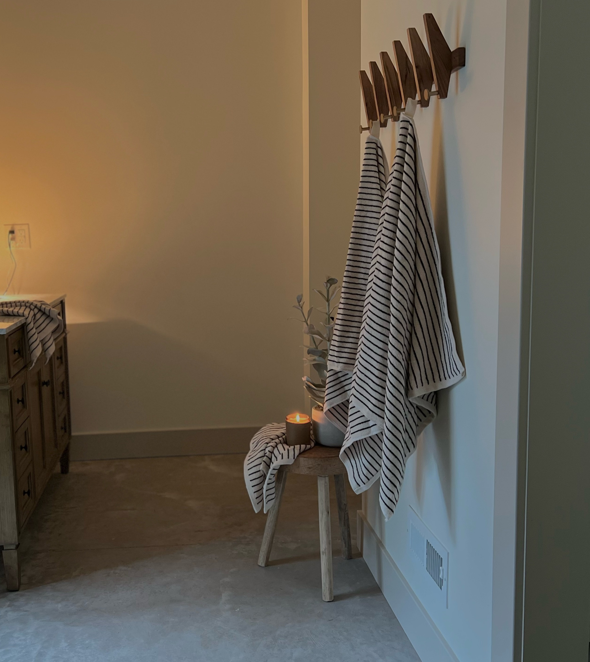 The most incredible oversized, thick, comfy towels… that check all of the aesthetic & practical boxes! 