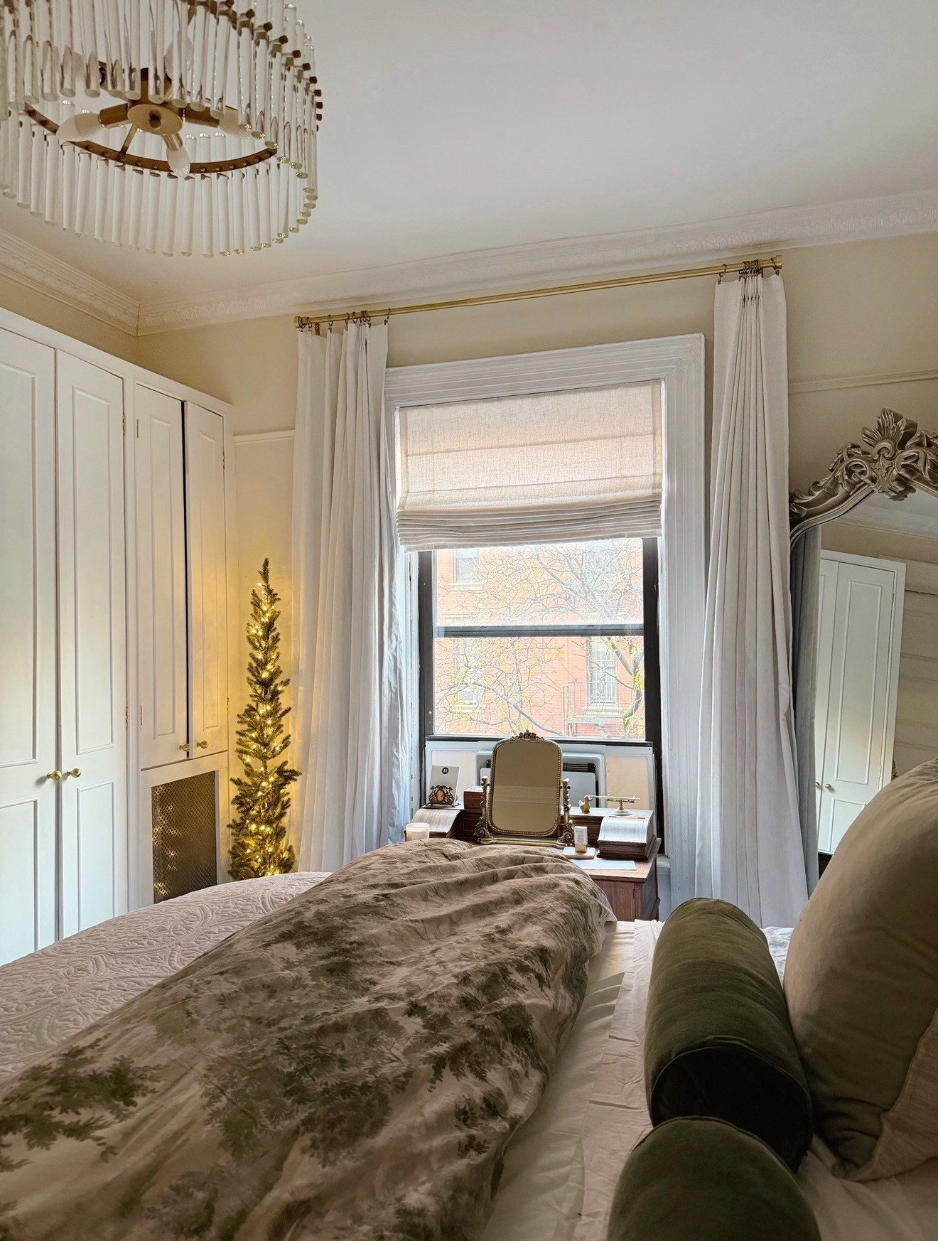 Holiday bedroom


#LTKHoliday #LTKHome #LTKSeasonal