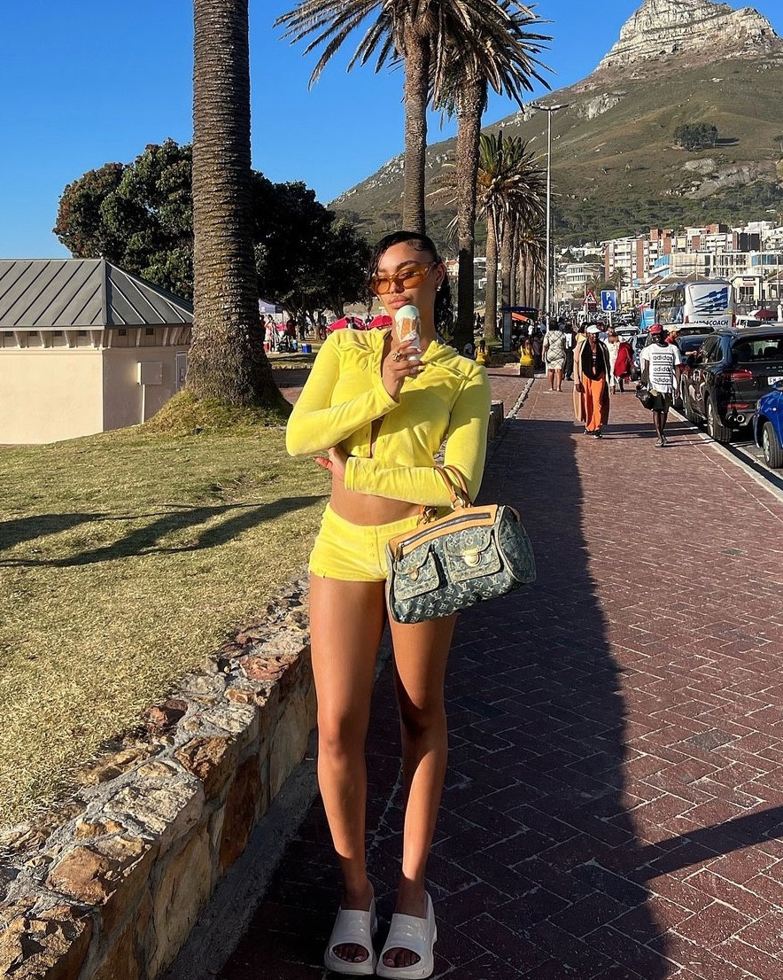 🍋

Jaded London lemon yellow velour cardigan and mini shorts | Louis Vuitton denim speedy handbag | Vintage wrap sunglasses | Givenchy platform heel sliders

#LTKtravel #LTKuk