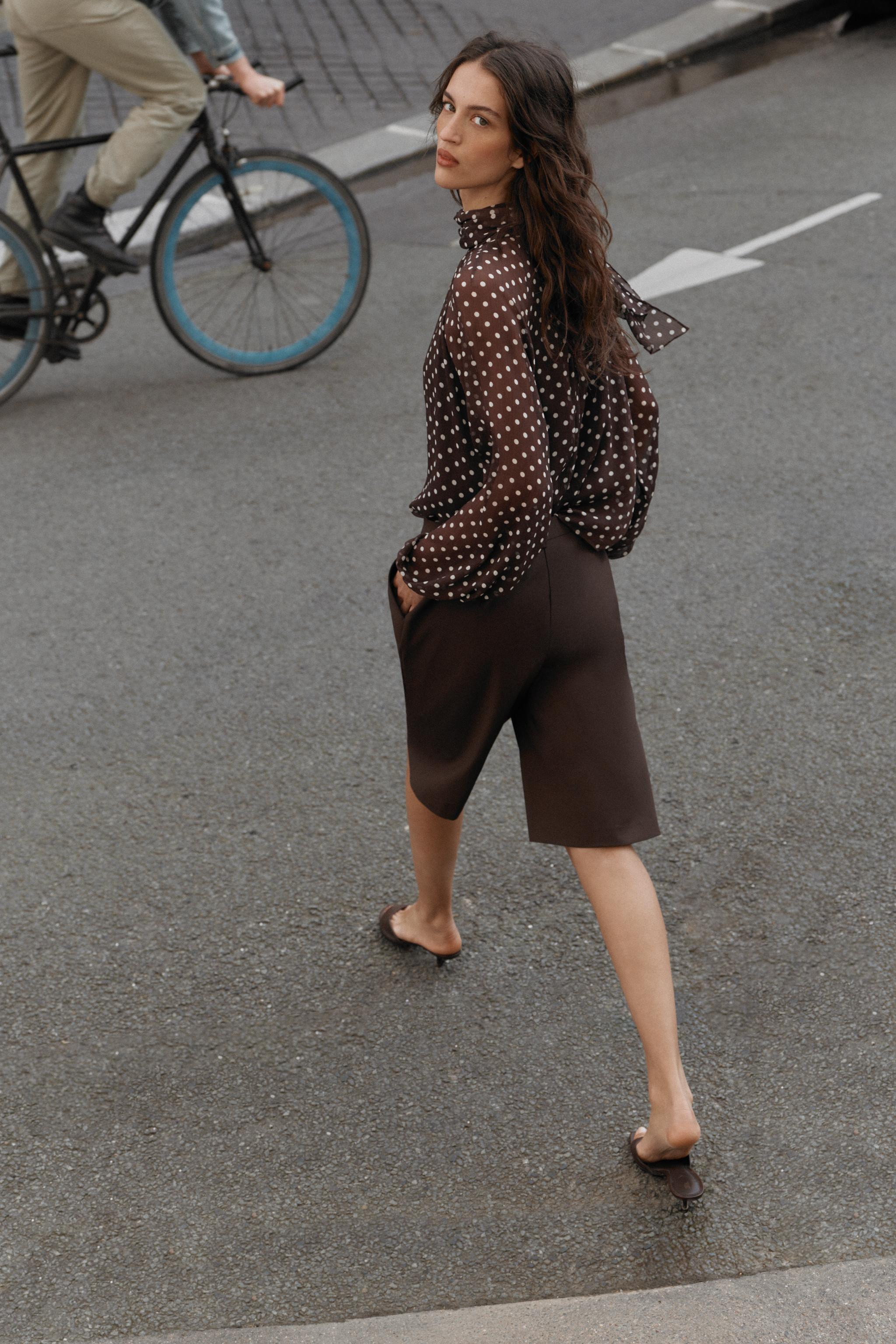 BLUSE MIT PUNKTE-PRINT UND SCHLEIFE | Zara US