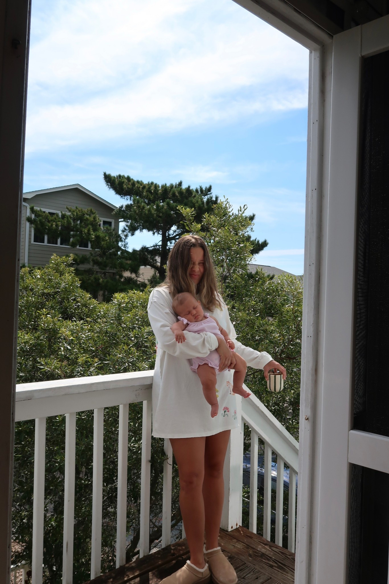 morning coffee & oversized tees 🐝

#LTKStyleTip #LTKSeasonal #LTKFindsUnder100