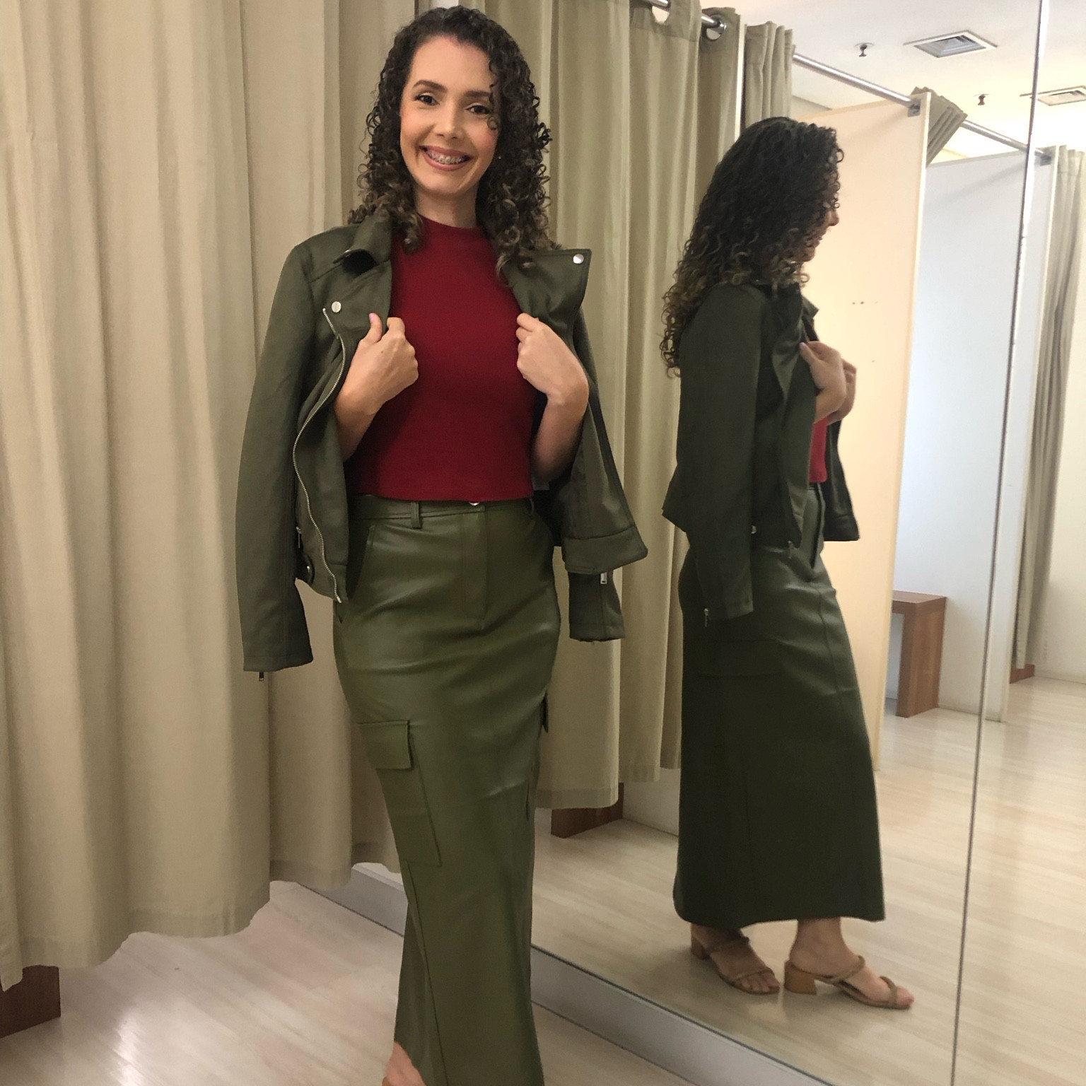 O suede da jaqueta e o couro PU da saia trouxeram mix de textura para a produção além de estilo e confiança na comunicação! A combinação de cores não poderia estar mais invernal e harmônica. (Peças das lojas Renner)

#LTKwinter #LTKdicadeestilo #LTKbrasil