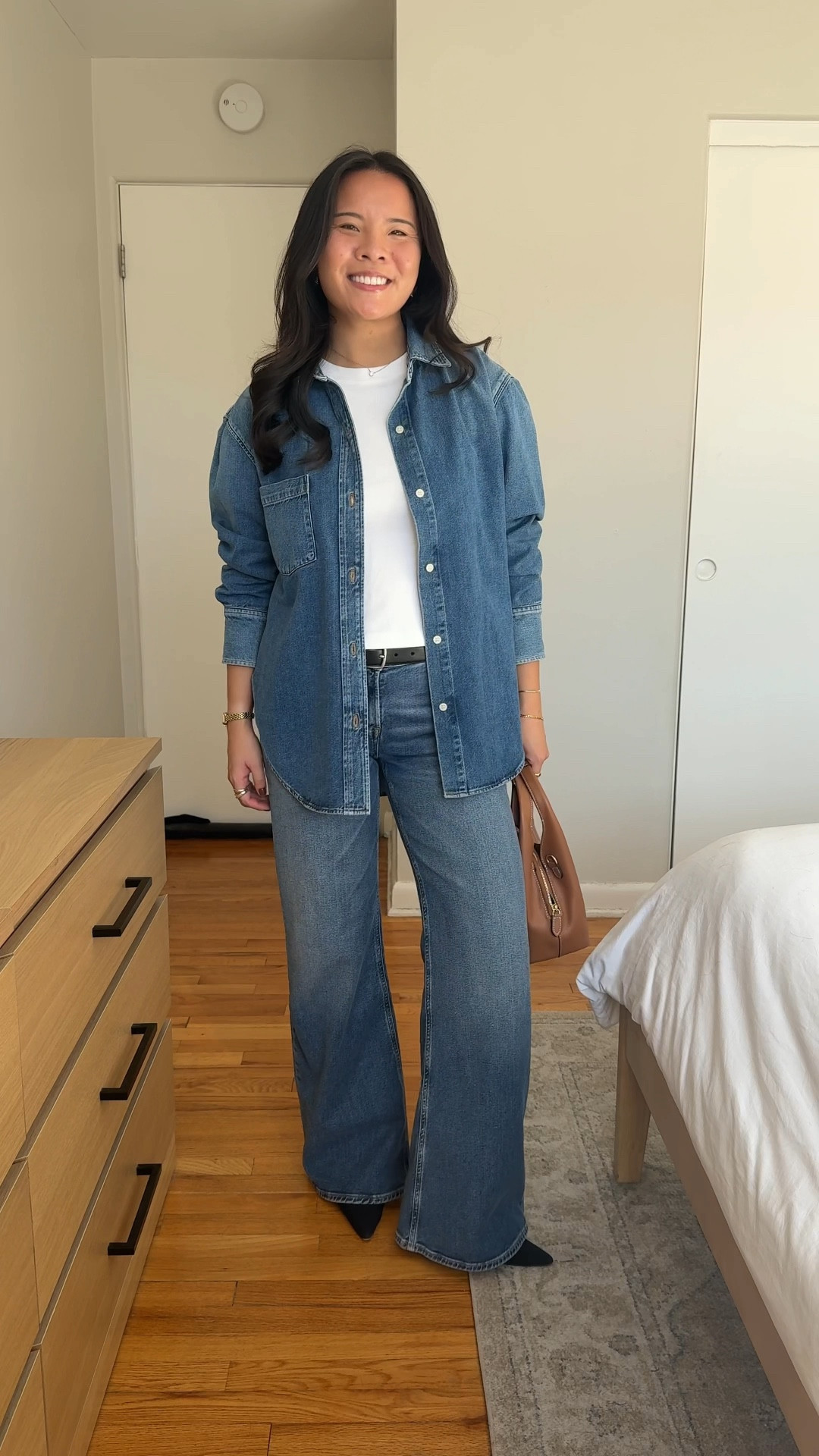 Button down: size small
Jeans: size 26
Tshirt: size XS