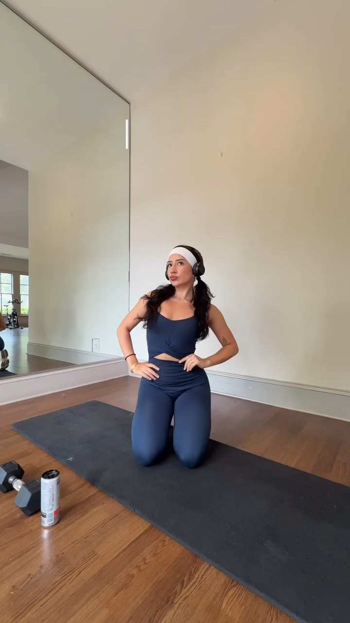 make sure you’re pulling your belly button into your back and your core will be on fireeee 🤍 
jumpsuit from @girlfriend 
workout powered by my kiwi guava @celsiusofficial 
#abworkout #abroutine #weightedab #workoutroutine #gym