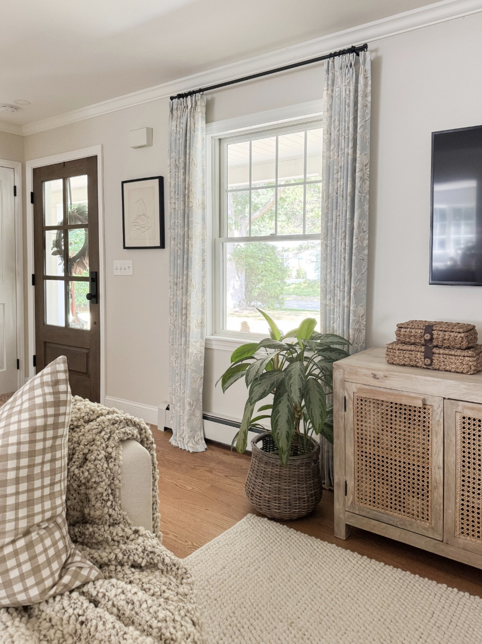 Coastal living room corner styled with woven basket planter, textured ivory rug, and layered neutral furniture for relaxed coastal home styling.

coastal living room styling, woven basket planter, ivory textured rug, neutral living room decor, coastal interior design, houseplant basket planter, layered neutral home decor, light coastal interiors, sherricalnanhome

#LTKHome