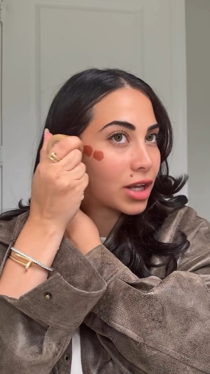 Blushes I’ve been wearing on repeat. Perfect for the fall season 🍂🍁 @rhode toasted teddy and @narsissist liquid blush in Aragon

#fallbeauty #makeupfaves