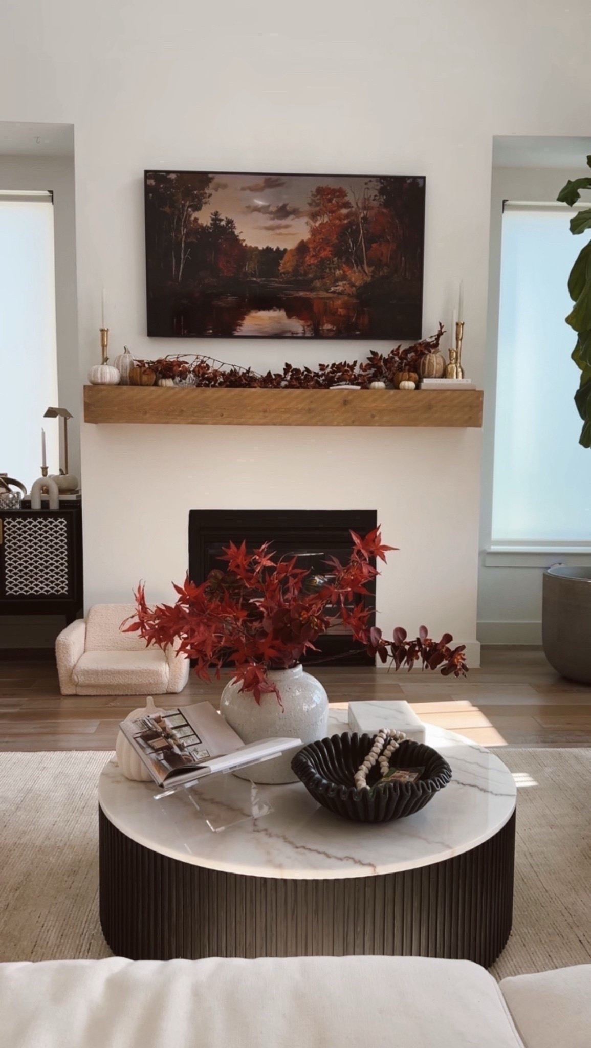 Fall living room with faux leaves, fall frame TV art, faux pumpkins, and more. Love the simplicity and look for the season!