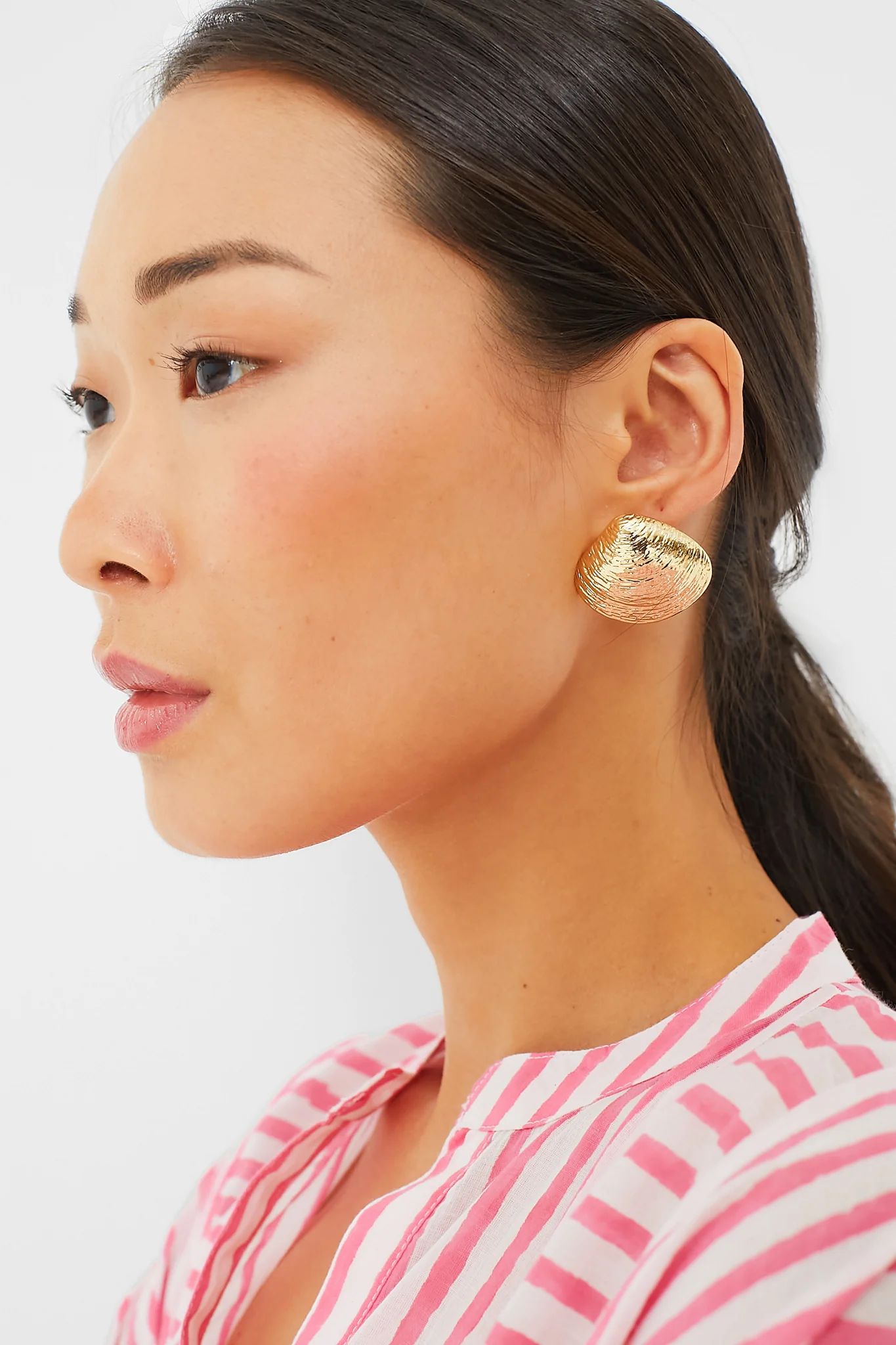 Gold Clam Shell Earrings | Tuckernuck (US)
