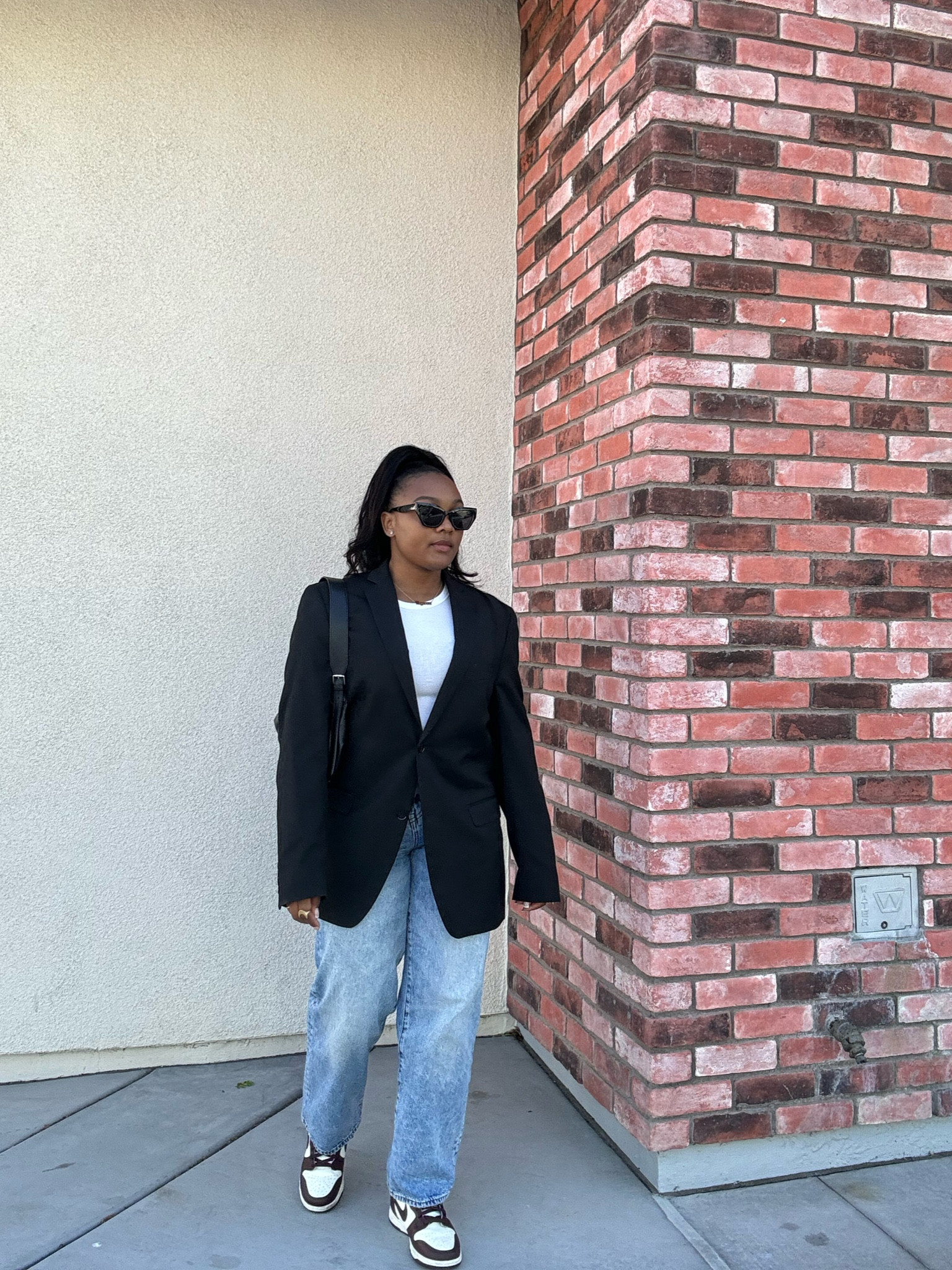 Oversized blazer with dunks outfit

Black blazer. Oversized blazer. Men’s blazer. Dunks. Nike. Sneakers. High waisted jeans. 



#LTKstyletip #LTKshoecrush #LTKworkwear