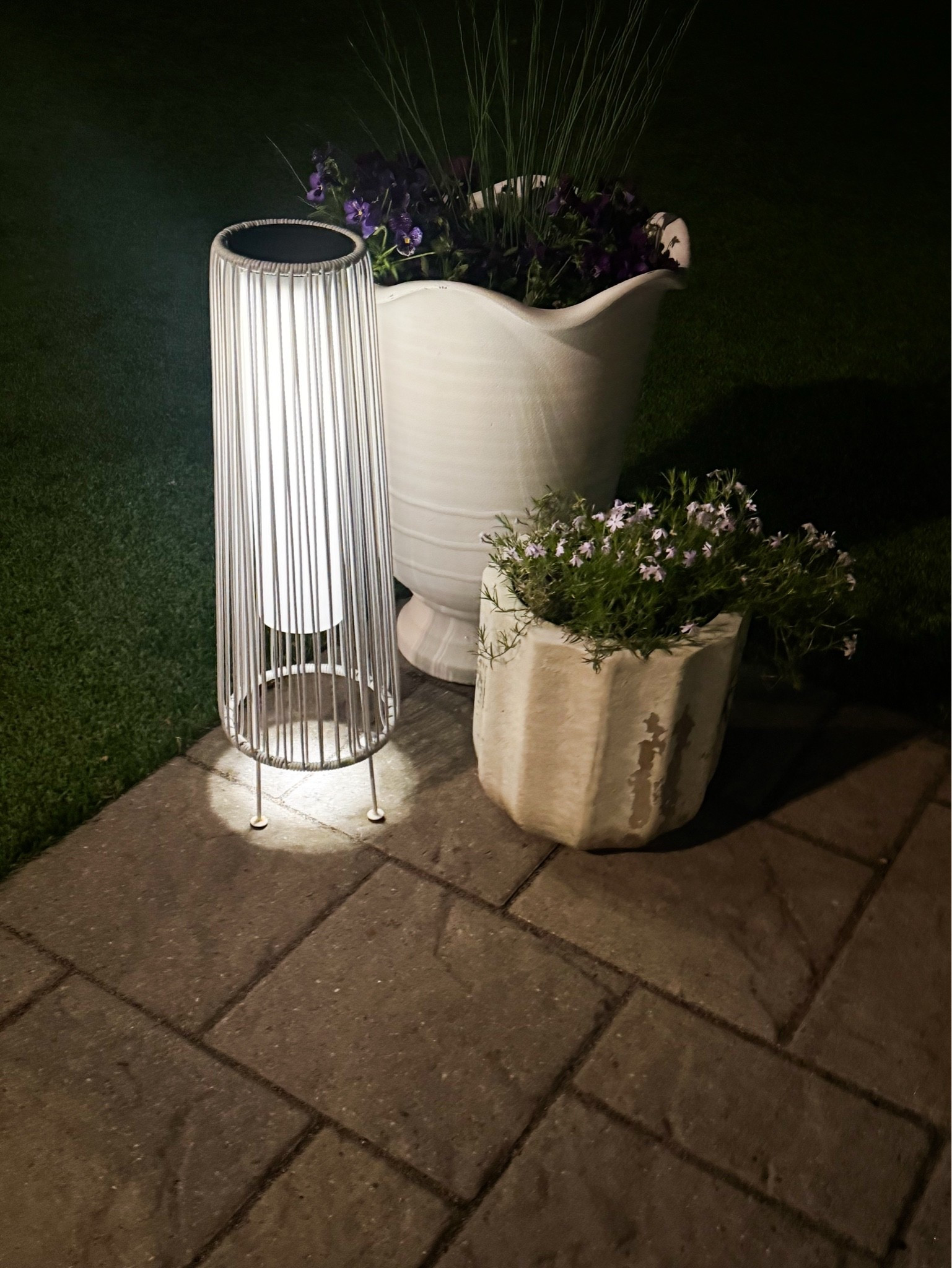 The prettiest outdoor solar lights (I found them on @Wayfair!) 

Backyard inspo, summer entertaining, outdoor entertaining, spring entertaining, Wayfair finds