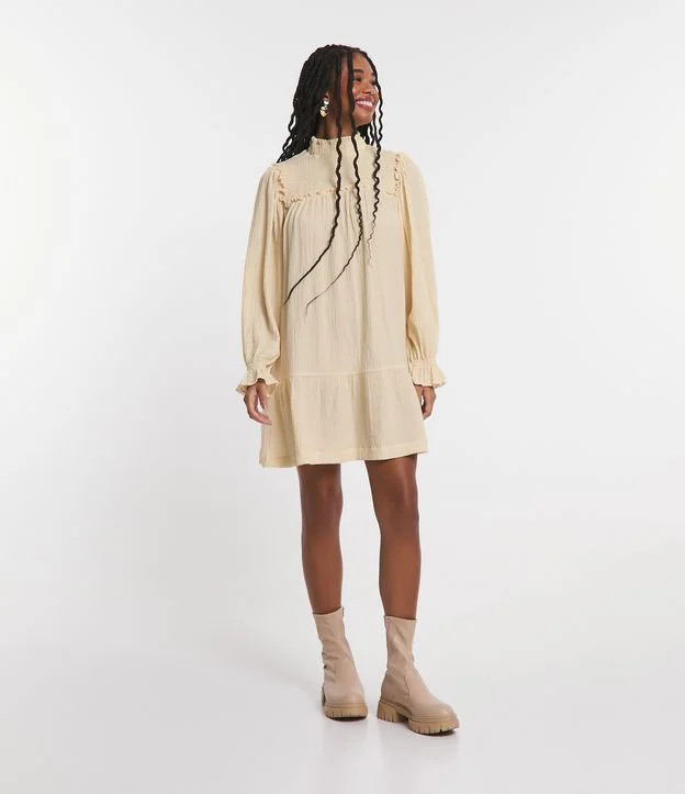 Vestido Curto em Viscose com Gola Alta e Lastex Bege | Renner (BR)