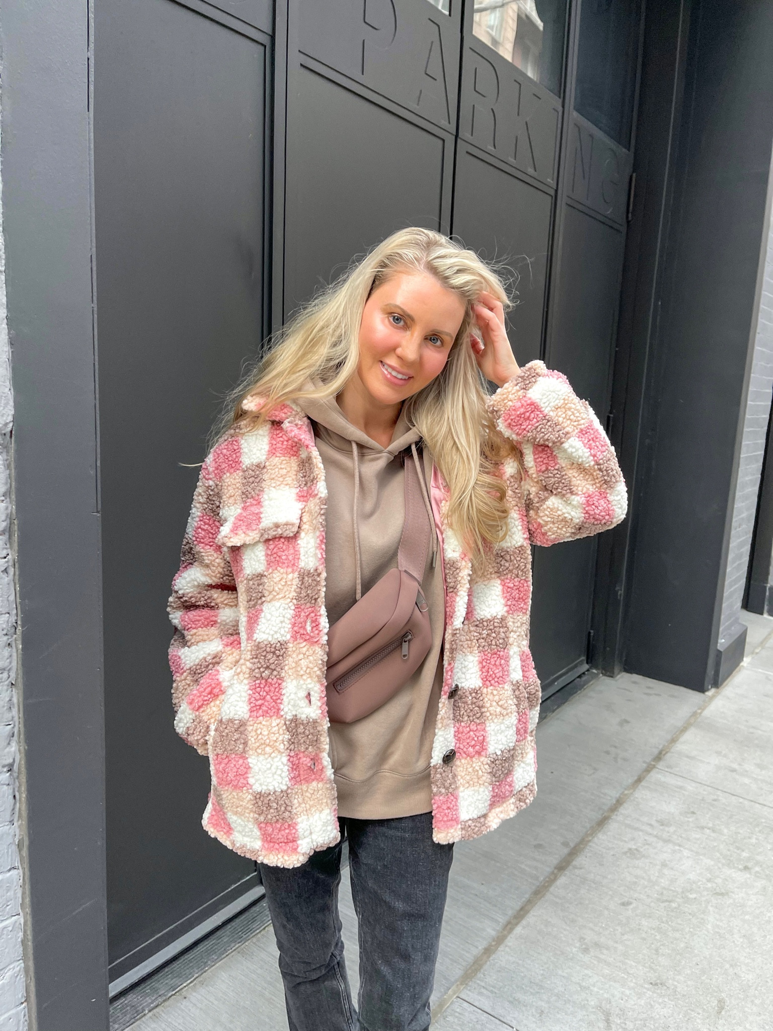 The coziest checkered print sherpa shacket!

Winter outfit, hoodie, bumbag, black jeans, pink lily, Abercrombie and Fitch

#LTKstyletip #LTKSeasonal #LTKunder100