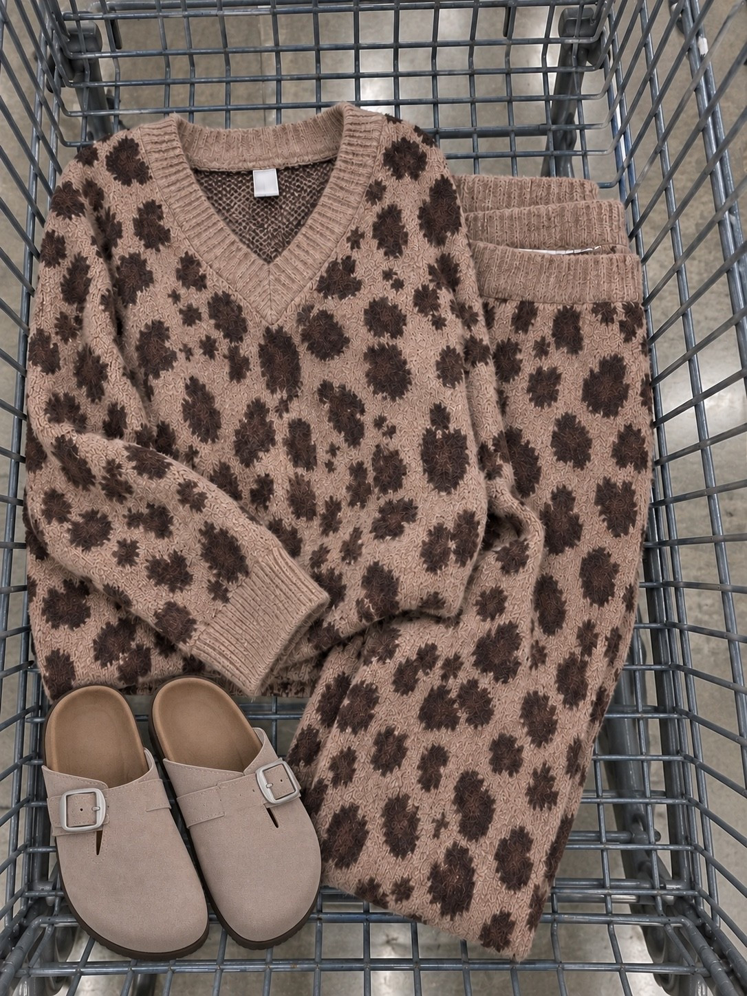 The cutest leopard loungewear set from Walmart that feels just like barefoot dreams and would also make a great gift!  🤎🧸☁️