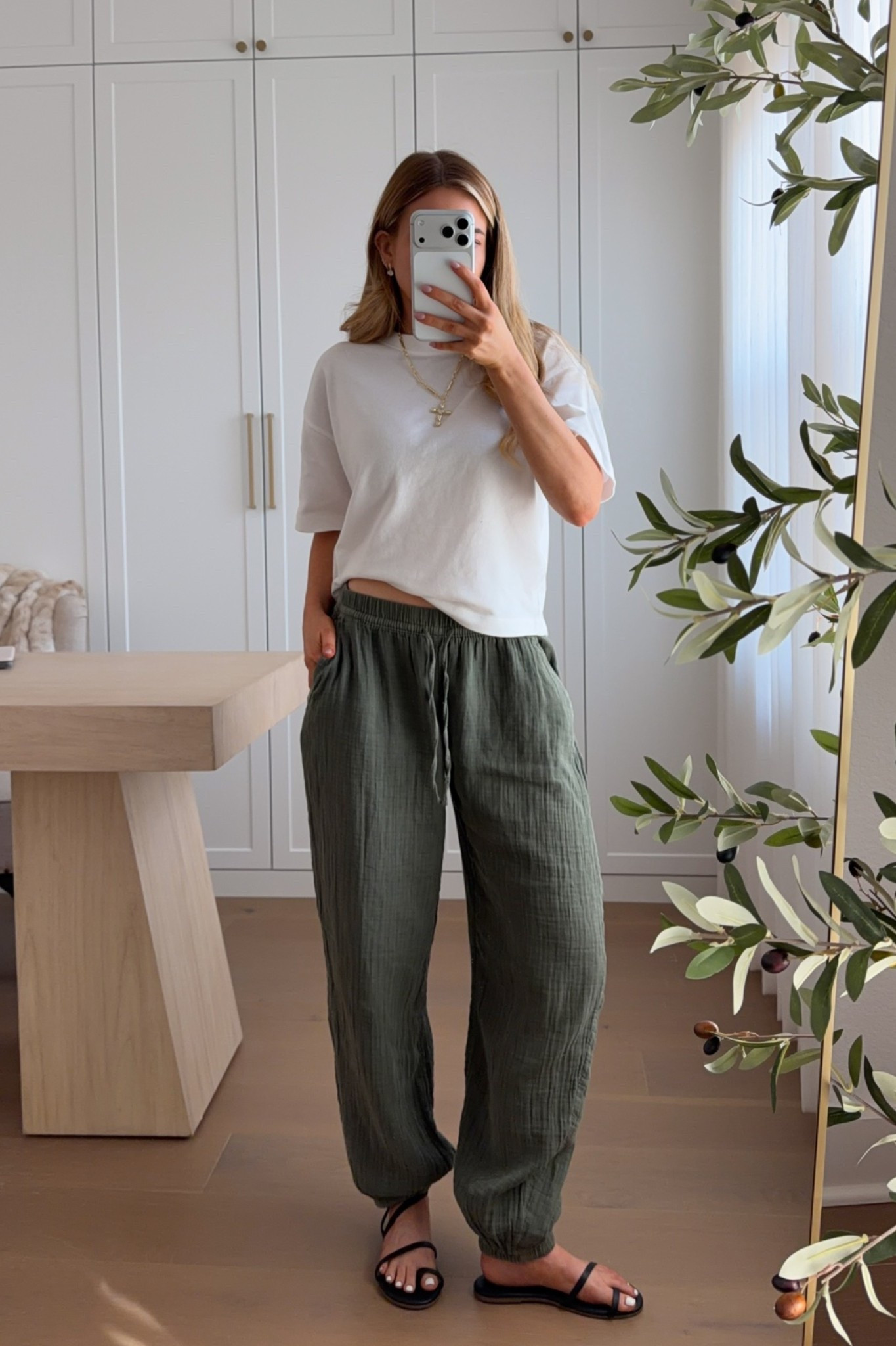 tee: xs // pants: xs 
this target tee is the perfect basic & i love that this gap pants i found on amazon don’t show any wrinkles! the crinkle fabric is awesome.