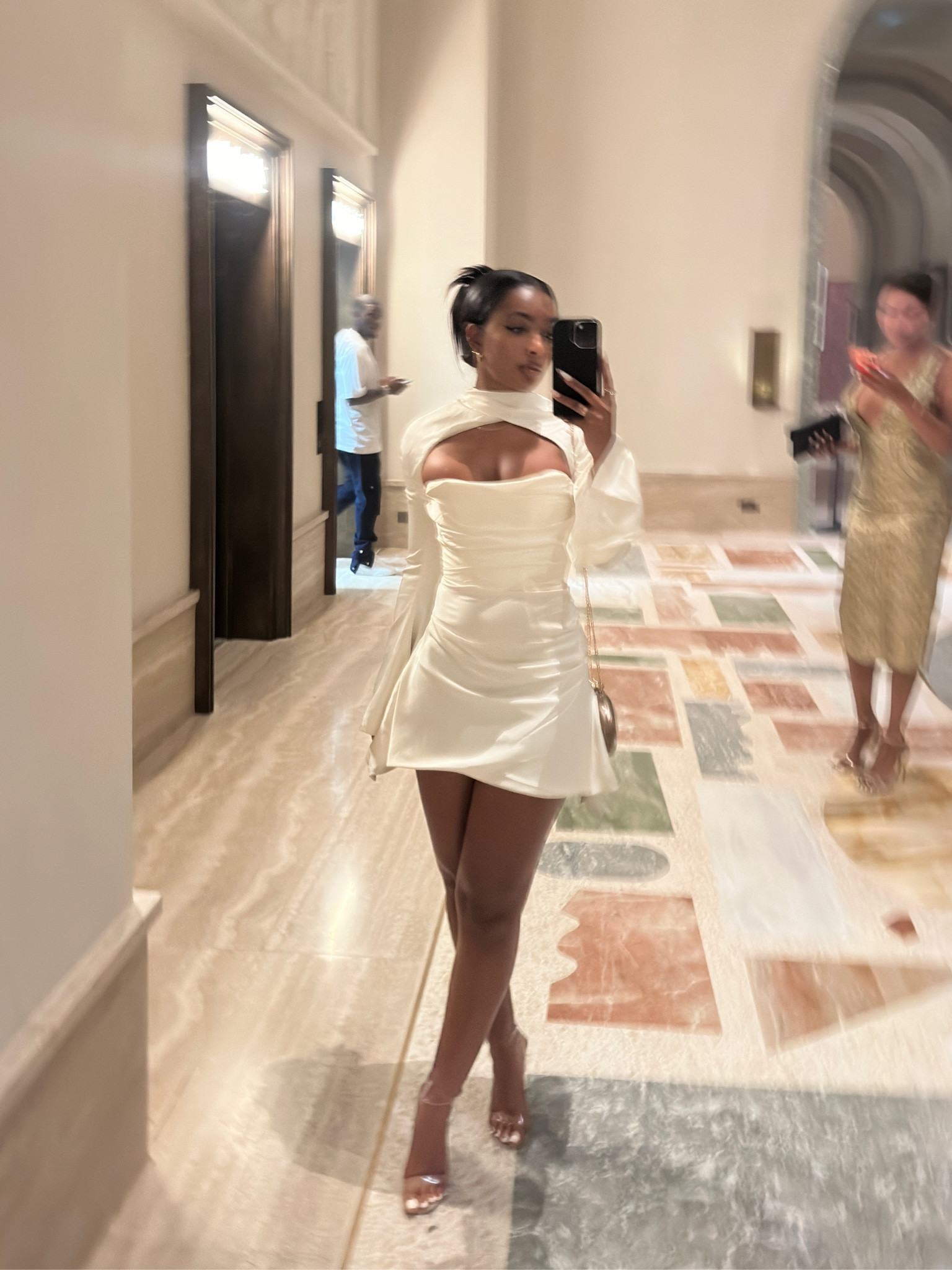 Cream fitted long sleeve dress perfect for a night out 

#LTKpartywear #LTKstyletip #LTKuk