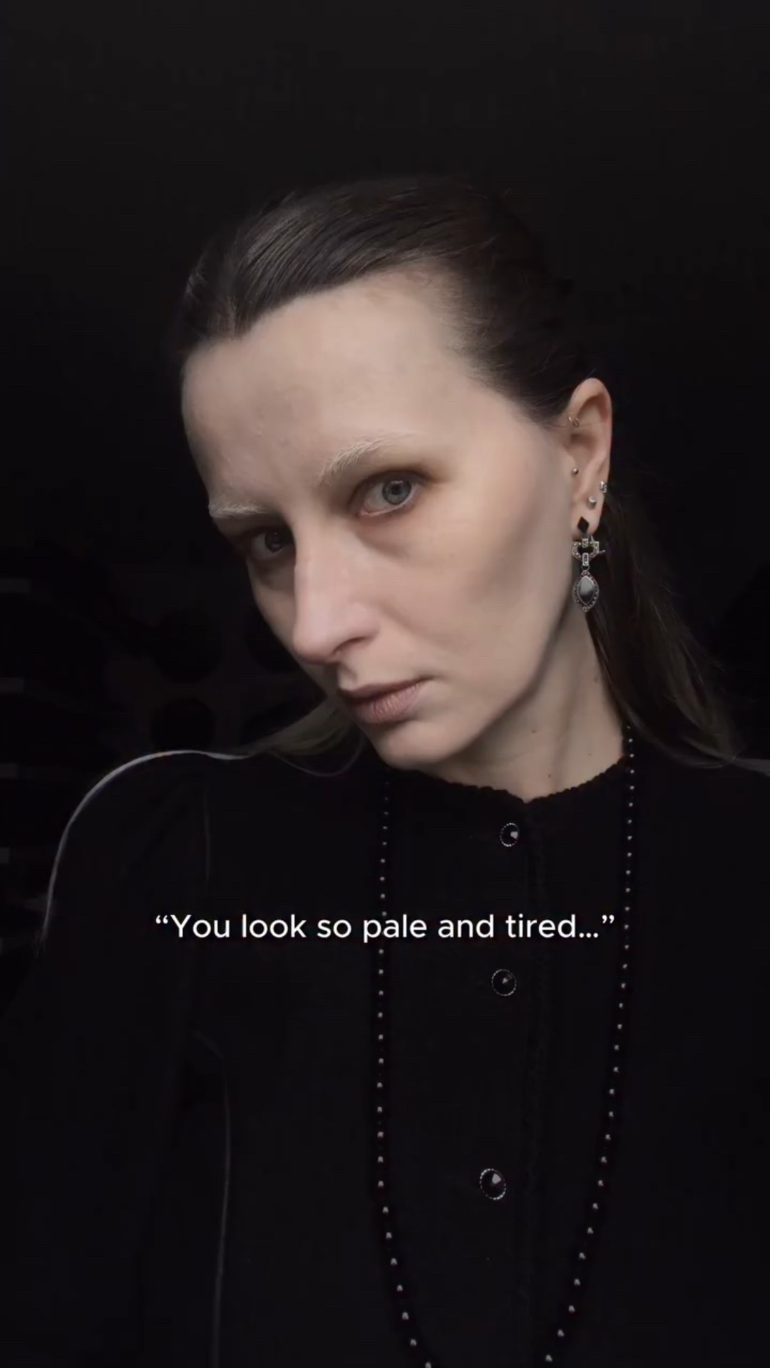 Schönheit muss nicht clean und perfekt sein – sie kann auch düster, seltsam und anders sein. Weil es okay ist, nicht den Erwartungen zu entsprechen. Trage, was du liebst, sei, wer du bist. 🥀🦇

#darkaesthetic #darkacademia #makeup #darkmakeup #spookymakeup #spookymakeupideas #grungemakeup #deadmakeup #gruftie #gruftiestyle #alternativemakeup