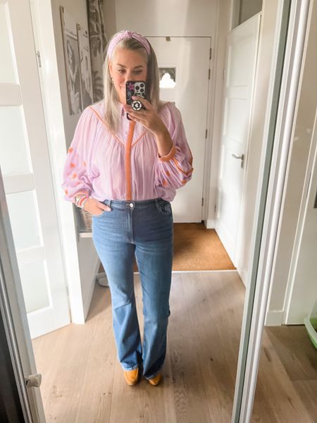 Outfits of the week

A boho style embroidered blouse lilac with orange (old, Shoeby) paired with tall, flared blue jeans and cognac colored loafers (super old from a little store in Milan). 



#LTKstyletip #LTKeurope #LTKcurves