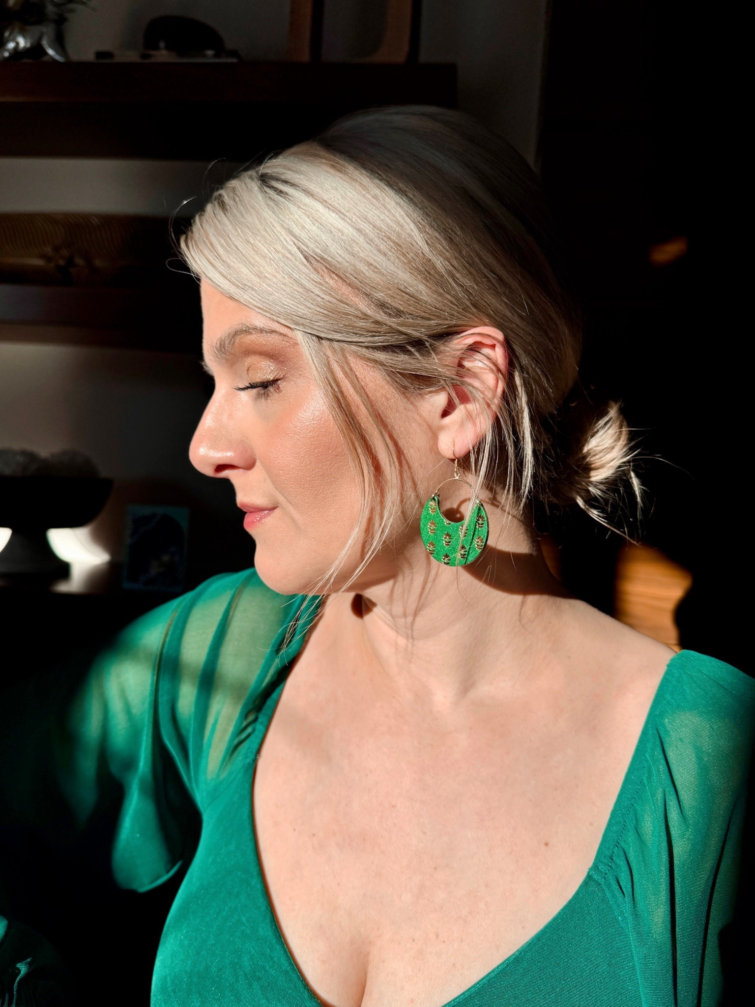 Seasonal colors, soft light, and earrings that quietly pull everything together. 🍃✨
These green + gold beauties from @nickelandsuede feel just right for this time of year.
