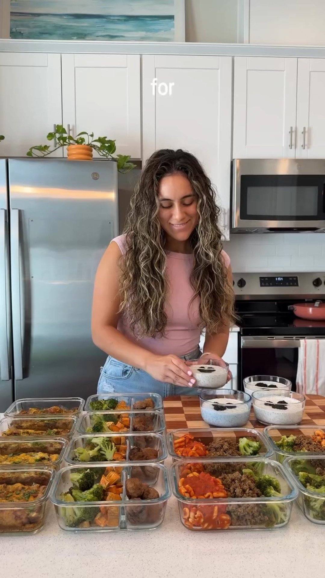 MEALPREP OF THE WEEK❤️‍🔥 PCOS EDITION 
(ENGLISH RECIPE in comments ⤵️) 

Septiembre es el mes del PCOS awareness asi que para celebrar a cada una de nosotras por batallar con este síndrome les dejo de mis recetas favoritas💗

En mi libro MEALPREP CON SAZÓN pueden encontrar sobre 40+ recetas libres de azucar refinada y altas en proteínas para ayudar con sus sintomas de PCOS✨

RECETAS⤵️
🫐Chia Protein Parfait

Ingredientes:

- 2 cdas semillas de chía (10 g)
- ½ scoop proteína en polvo (12 g proteína)
- ½ taza yogurt griego (10 g proteína)
- ½ taza raspberries
- ½ taza blackberries
- ½ taza leche de coco light

*Macros:

- 27 g proteína
- 18 g carbs
- 7 g grasa
- 9 g fibra
- ~230 kcal

🍽️ Chicken Meatball & Sweet Potato Bowl

Ingredientes:

- 5 albóndigas de pollo piña-teriyaki (≈22 g proteína, 7 g grasa, 5 g carbs)
- 100 g batata horneada
- 1 taza brócoli
- 1 cda queso feta
- ½ cebolla lila

*Macros:
- 30 g proteína
- 28 g carbs
- 9 g grasa
- 8 g fibra
- ~320 kcal

🍝 Ground Beef & Veggie Hash con Pasta Kaizen

Ingredientes (para 1 porción):
	•	120 g carne molida magra 93% lean
	•	1 porción de pasta @kaizenfoodco (¼ de la caja, ~56 g seca)
• Salsa @raoshomemade 
	•	½ taza cebolla lila salteada (40 g)
	•	1 taza brócoli al vapor o salteado (90 g)
	•	Especias al gusto (ajo, pimienta, orégano)

Macros aproximados (por plato):
	•	Proteína: 46 g
	•	Carbohidratos: 18 g
	•	Grasa: 14 g
	•	Fibra: 10 g

🥘 Cazuela de Huevo y Andouille Sausage

Ingredientes (para 1 porción):
	•	2 huevos enteros grandes
	•	¼ taza claras de huevo (60 g)
	•	1 Andouille Chicken Sausage (Amylu, 85 g)
	•	Especias al gusto (ajo en polvo, pimienta, paprika)

Macros aproximados (por plato):
	•	Proteína: 35 g
	•	Carbohidratos: 3 g
	•	Grasa: 21 g
	•	Fibra: 0 g

—————————————————————
#pcosawareness #pcosawarenessmonth #pcoscysters #pcosweightloss #pcosdiet #pcosmealprep #pcosjourney #pcos 
ENGLISH IN THE COMMENTS⤵️