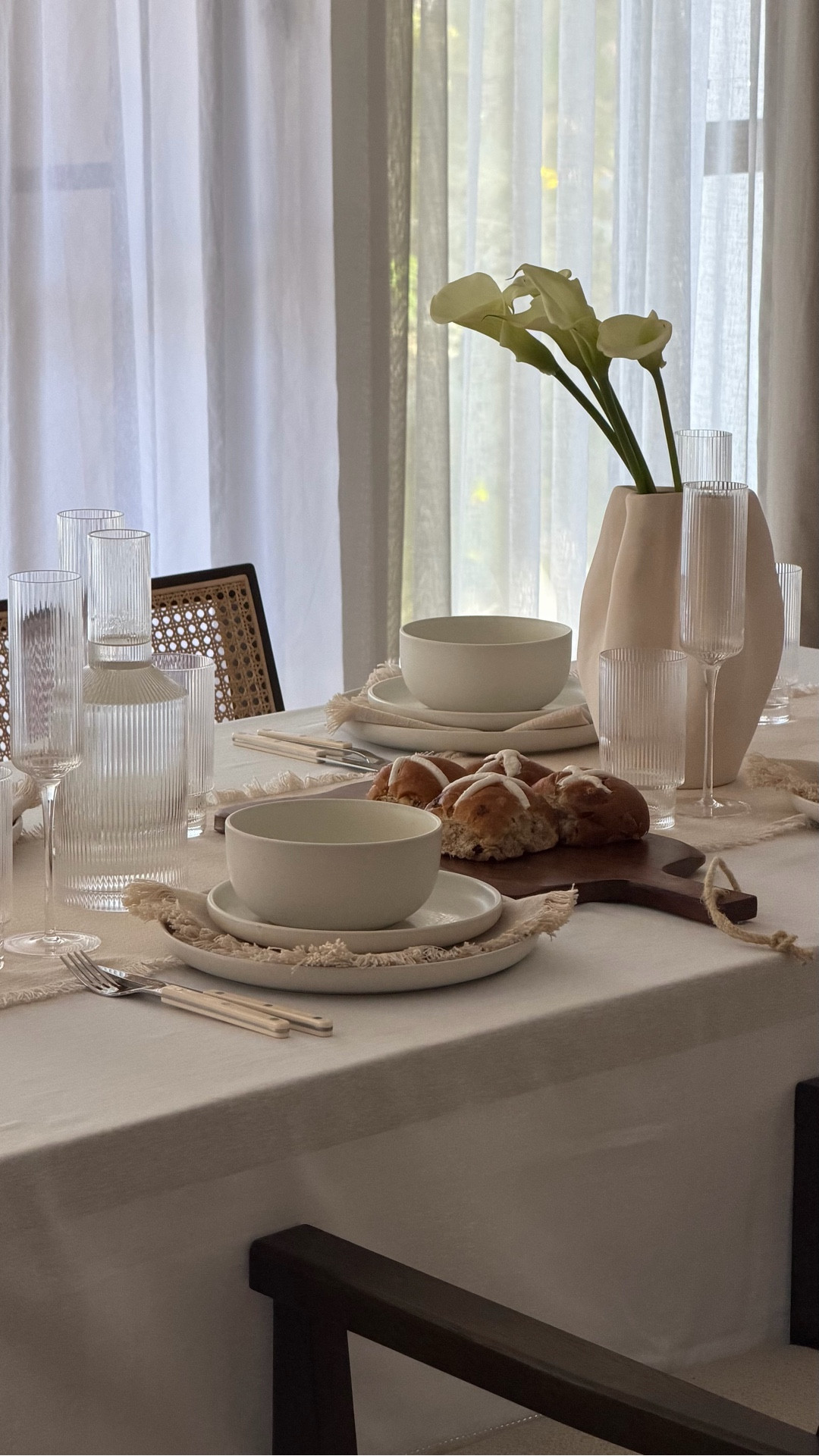 Easter brunch anyone? Table set by pillow talk 🤍