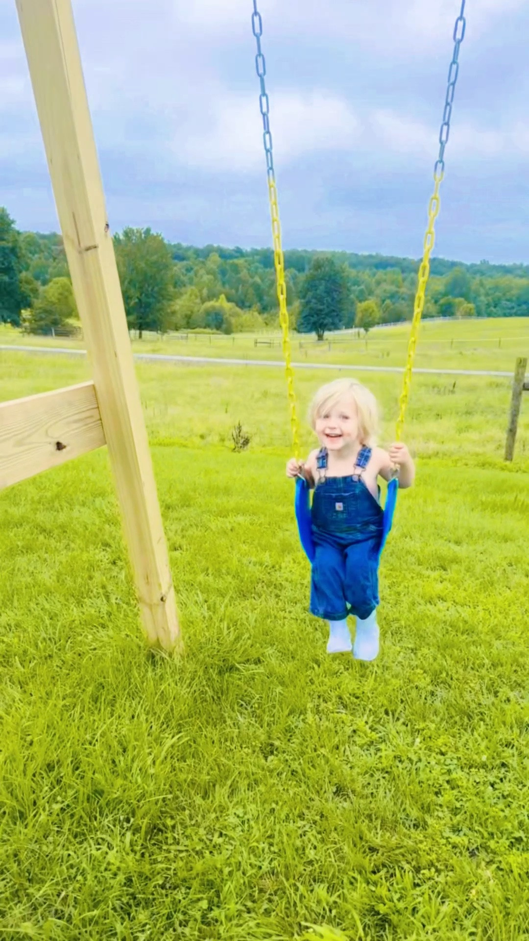 We have been out in the pastures 🌳🌾 looking for puddles 💦 and swinging!! 💨 These truly are the days I always dreamed of!! 🪿