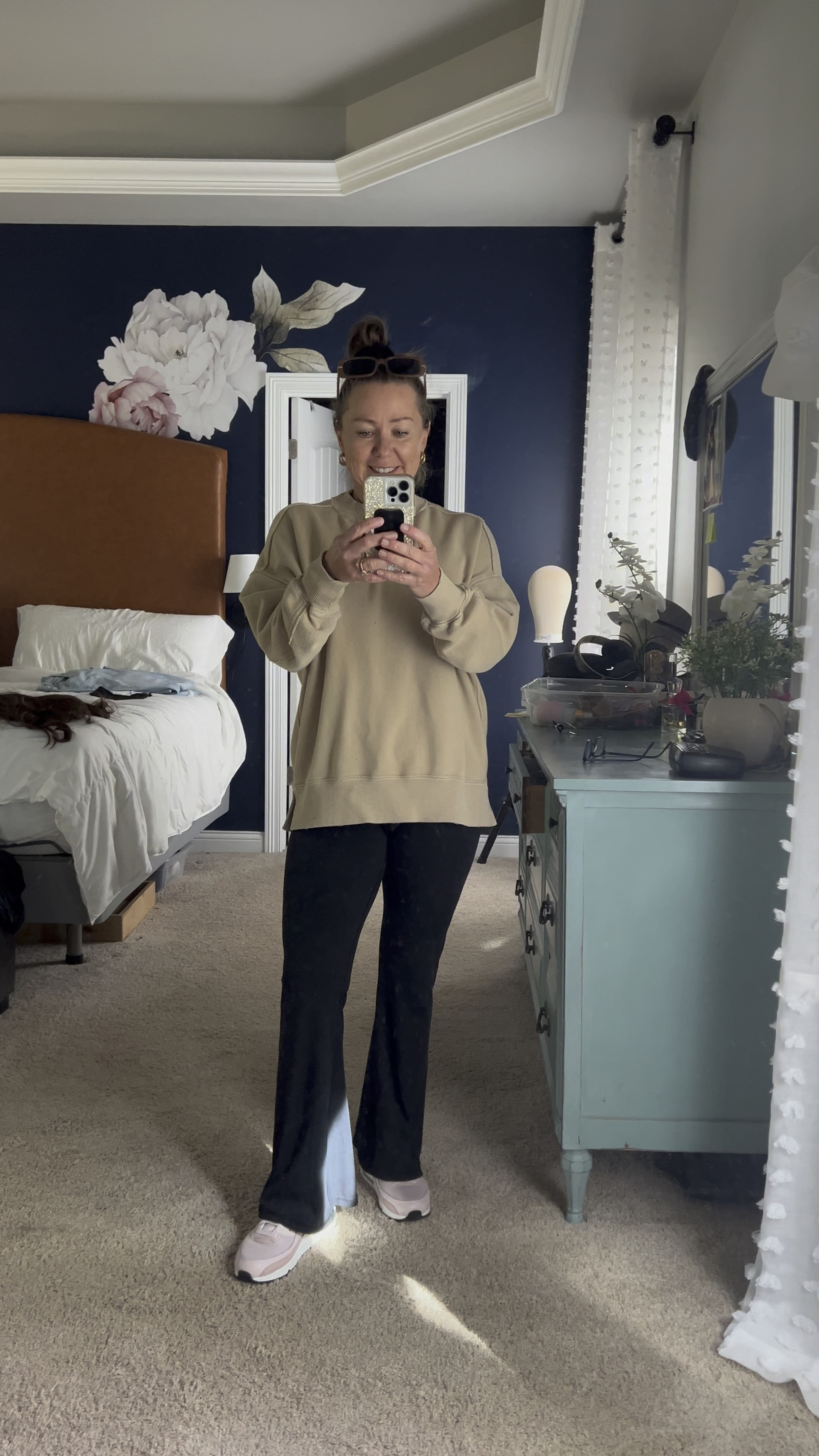 It’s a little chilly out today so I grabbed my favorite aerie sweatshirt and Amazon leggings! Petite/sweatshirt/tennis shoes 

#LTKStyleTip #LTKActive #LTKOver40