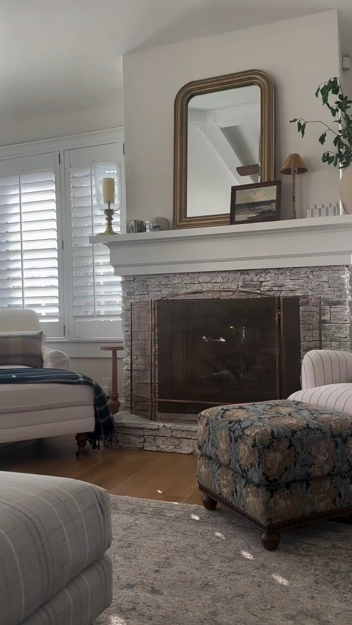 A conversational, yet cozy corner of the home is key 🤍 You can shop everything you see here to add to your own space. Comment SHOP for a message! 
•
•
•
#traditionalhome #moderntraditional #livingroomstyle #livingroomstyling #cozycorner